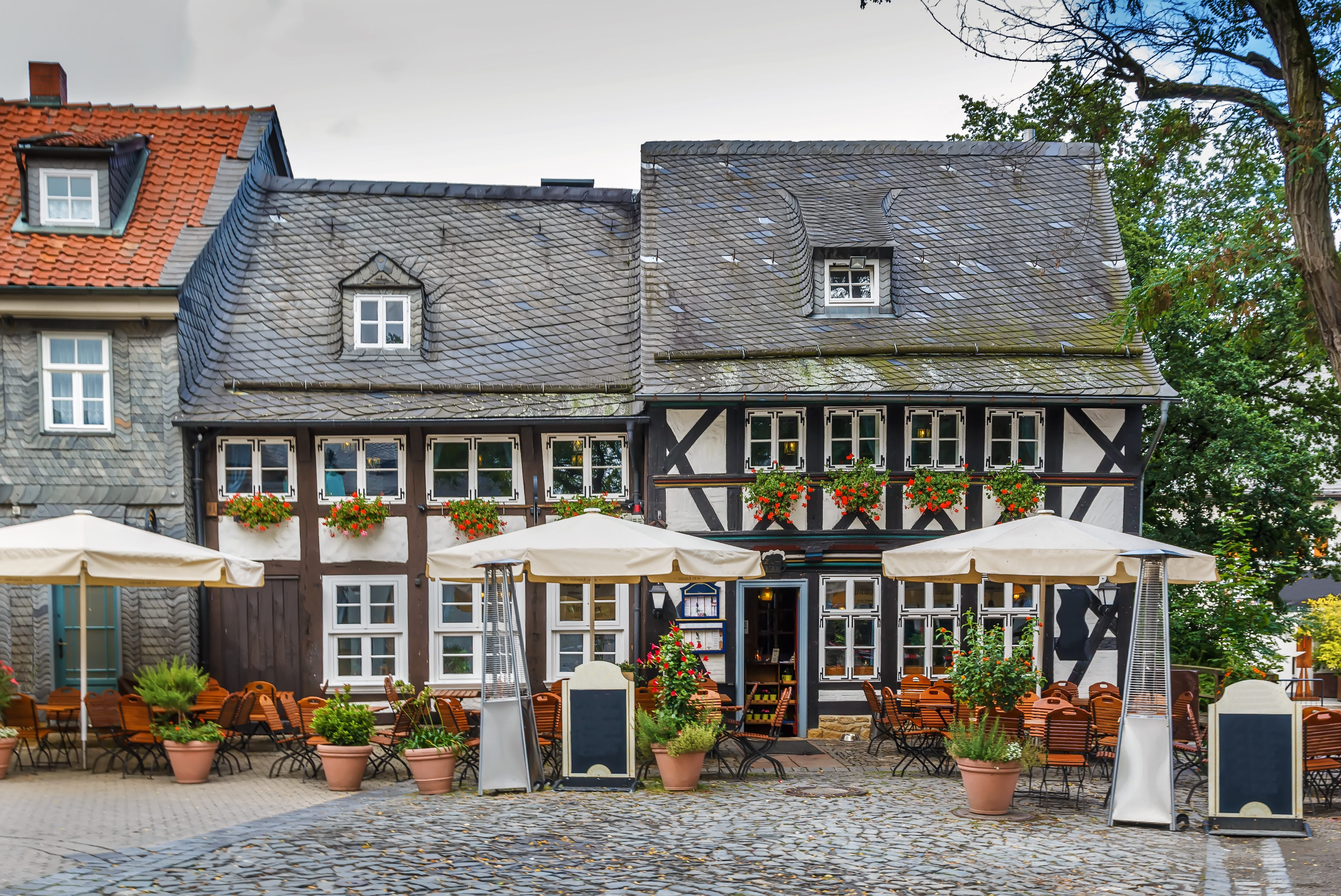 Bindingsværk restaurant i Tyskland med udendørs spisning og historisk atmosfære