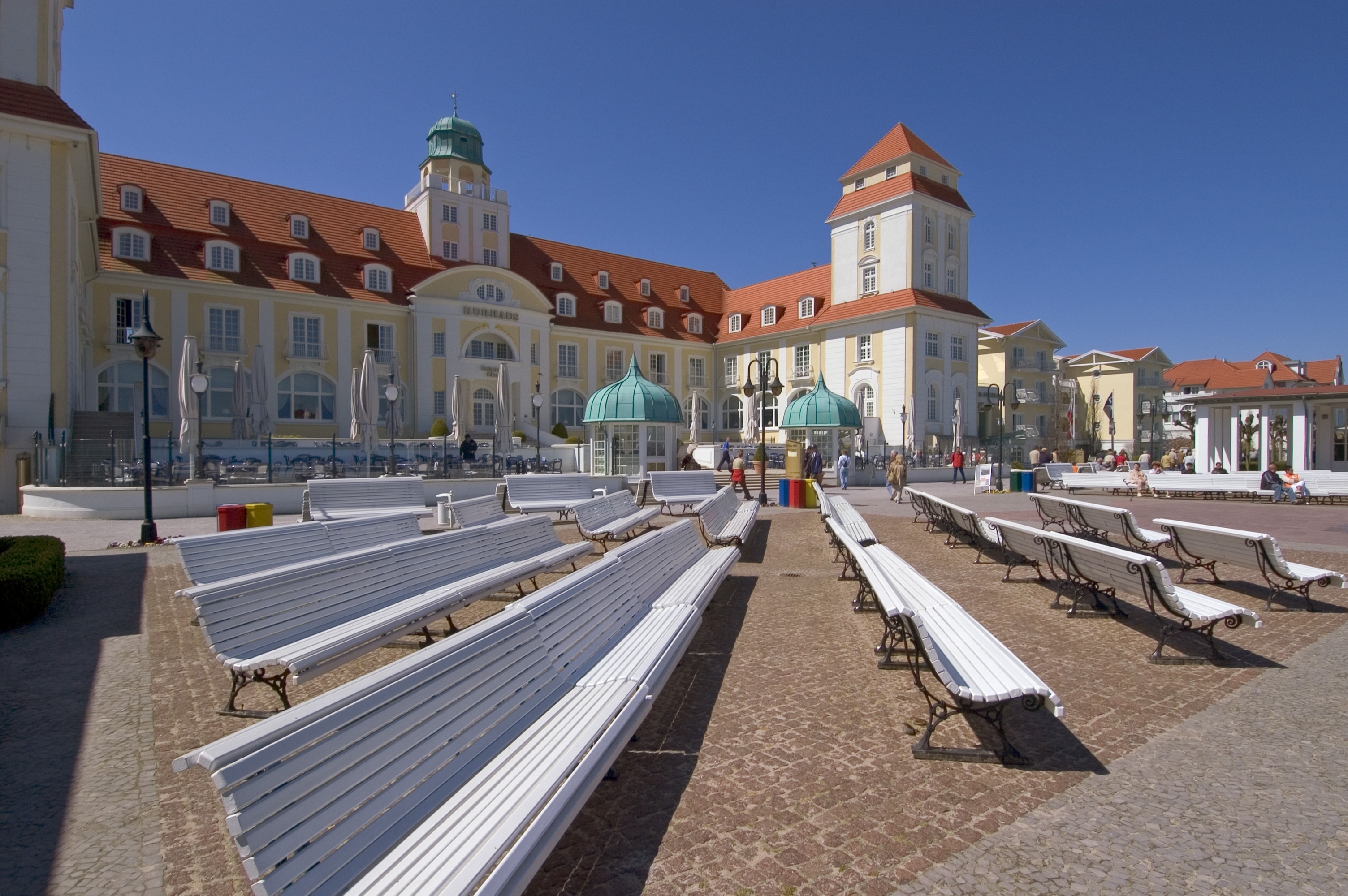 Strandkurhotel med traditionel arkitektur i Binz på Rügen, Tyskland