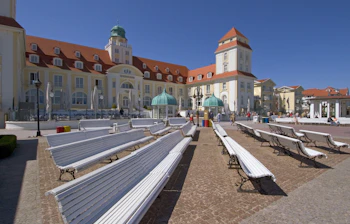 Strandkurhotel med traditionel arkitektur i Binz på Rügen, Tyskland