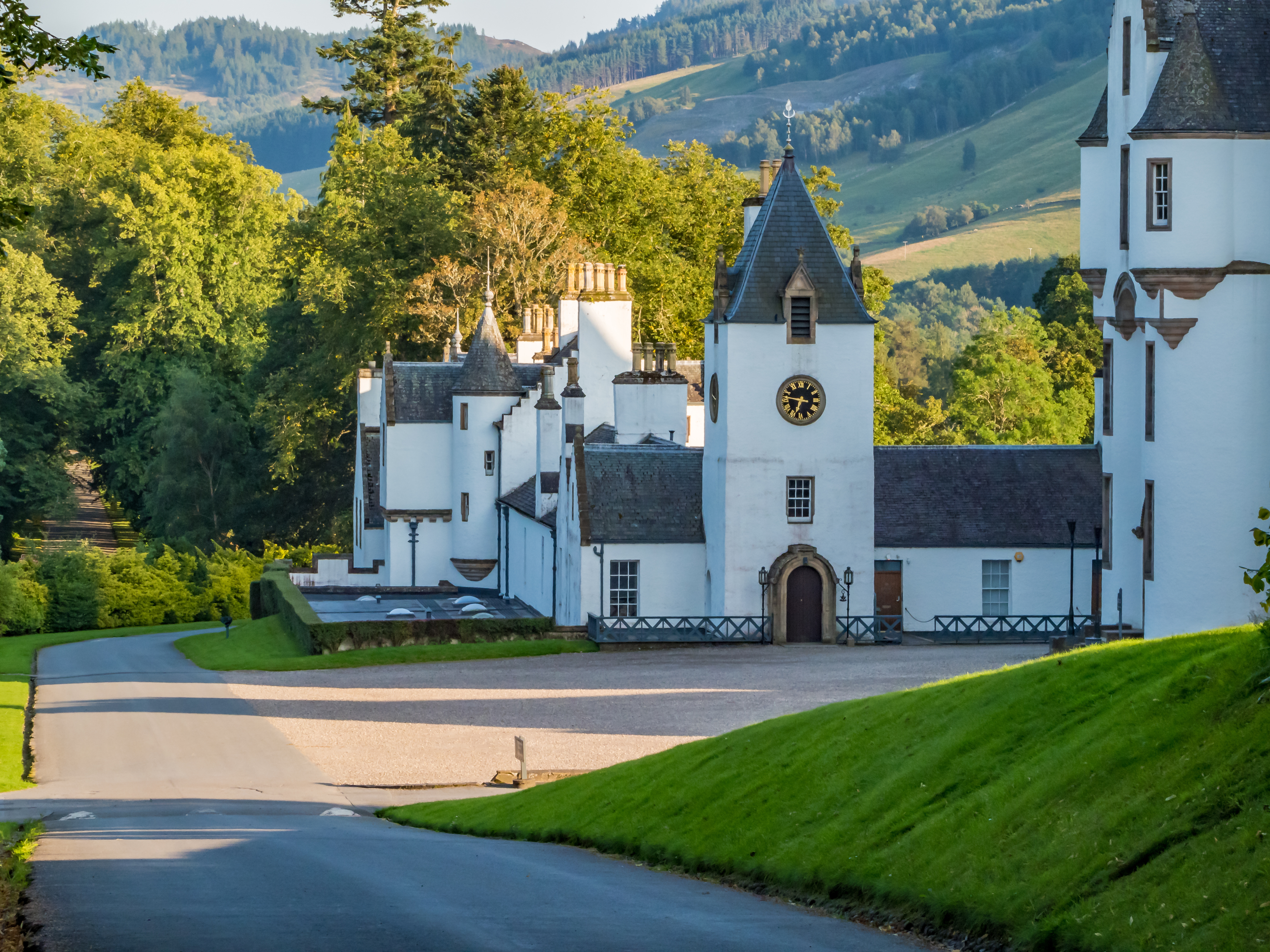 Blair Castle i de skotske Highlands, Perthshire, med smuk natur og grønne bakker på en sommerdag