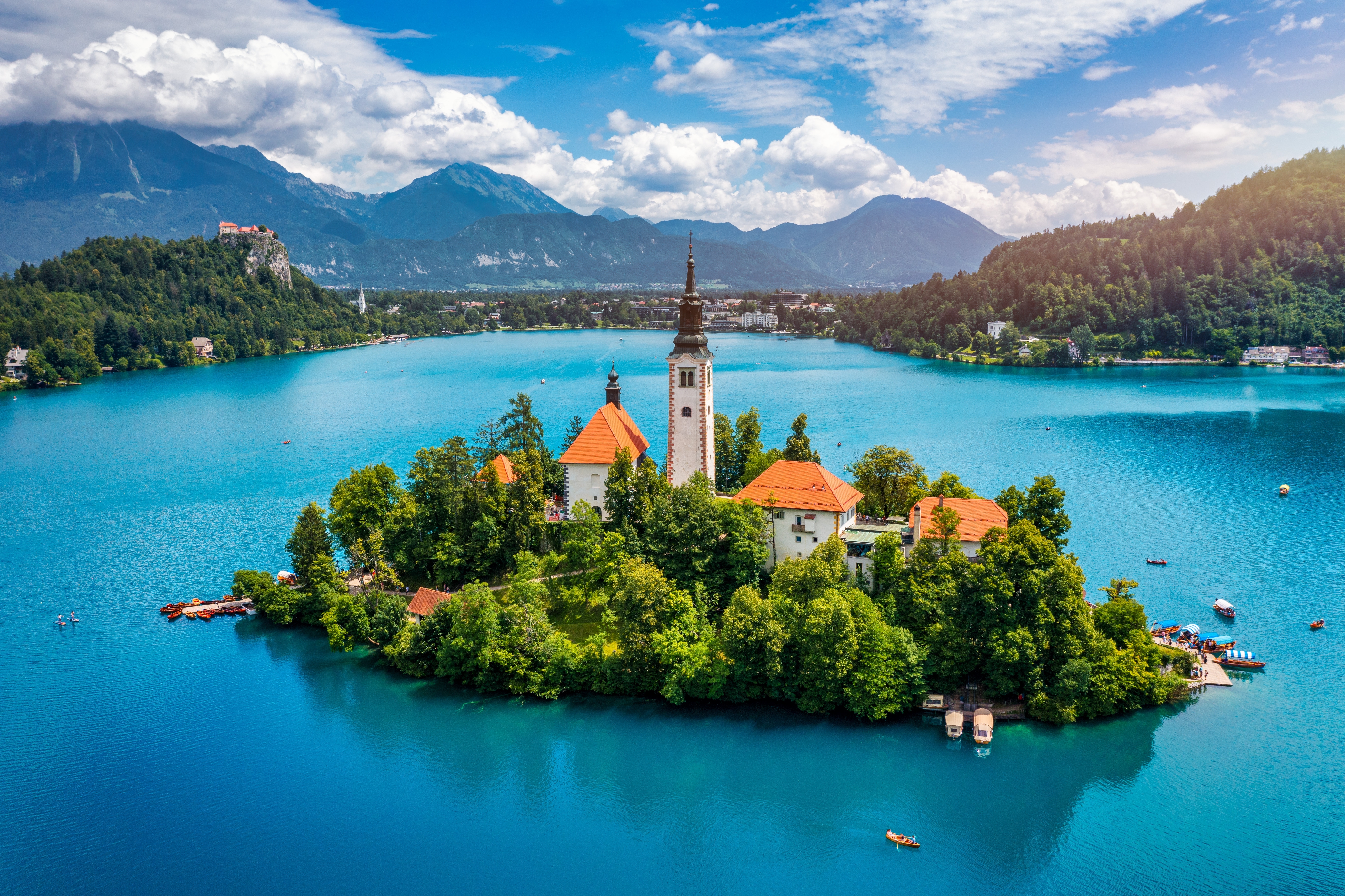 Idyllisk Lake Bled med katolsk kirke på ø omringet af grønne bjerge