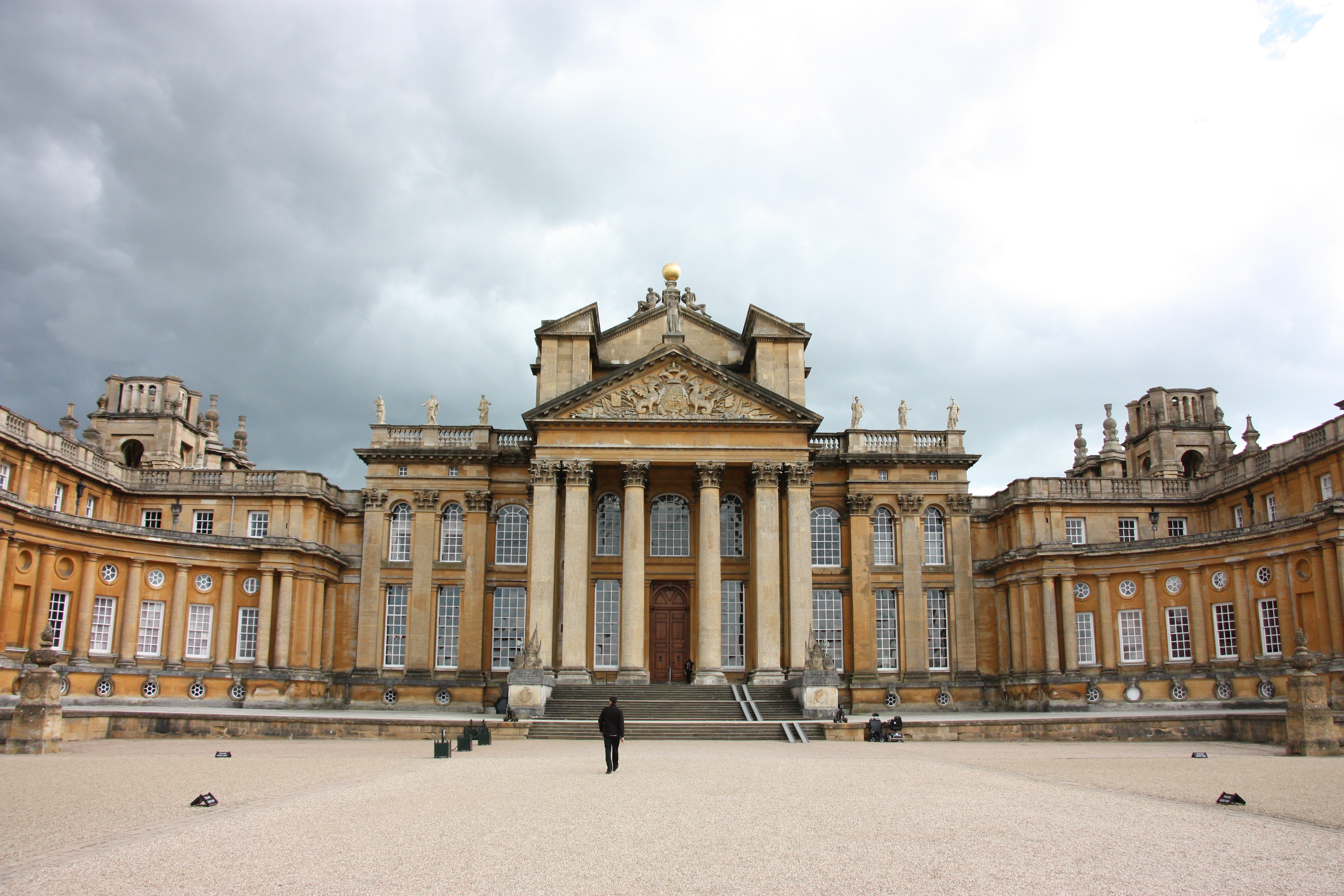 Blenheim Palace i Woodstock, Oxfordshire, England – storslået barokarkitektur og UNESCO-verdensarvssted set fra den store forplads