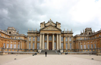 Blenheim Palace i Woodstock, Oxfordshire, England – storslået barokarkitektur og UNESCO-verdensarvssted set fra den store forplads