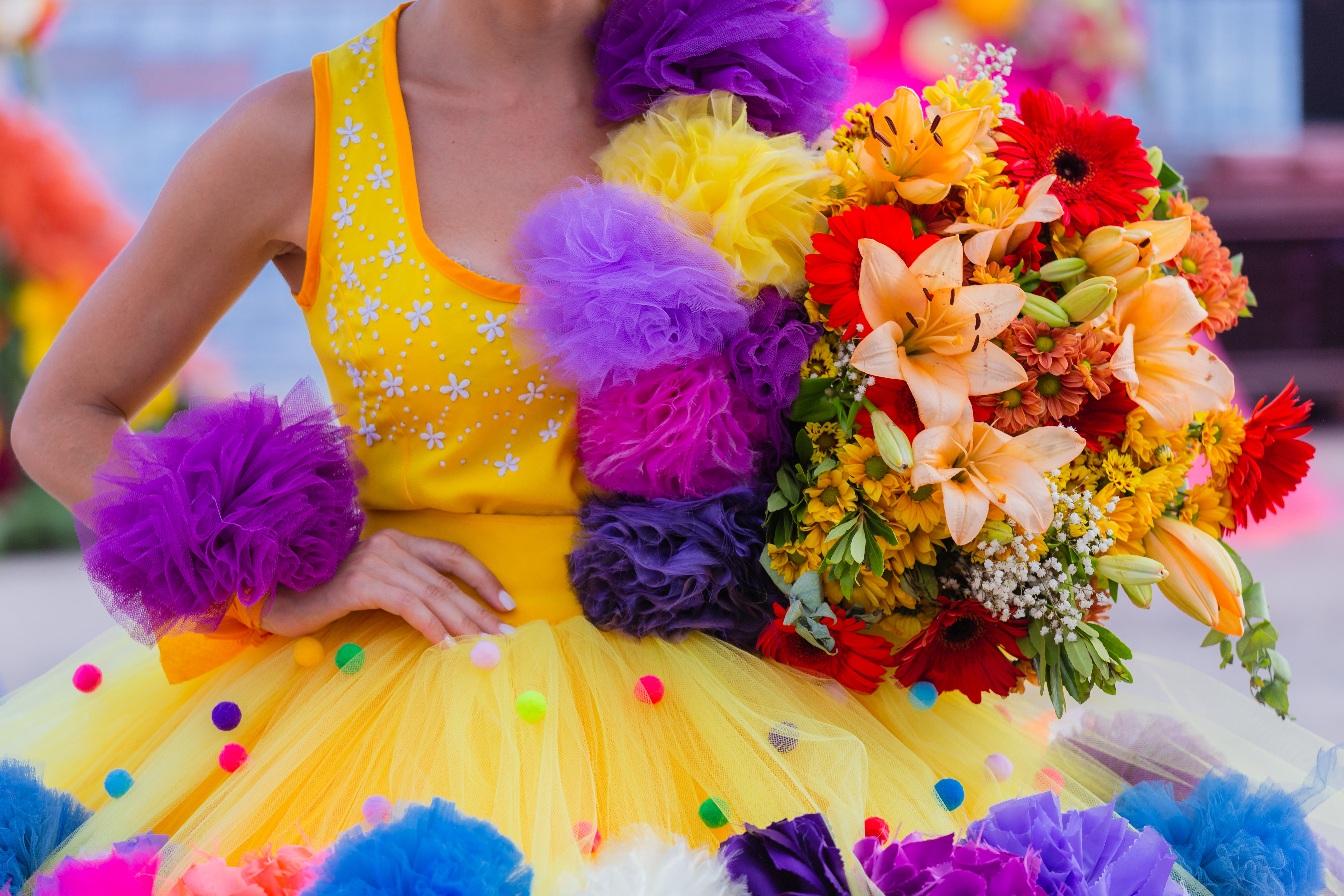 Farverig deltager i den traditionsrige Blomsterfestival på Madeira iført en smukt dekoreret dragt med blomster, der symboliserer øens rige flora og kulturelle arv