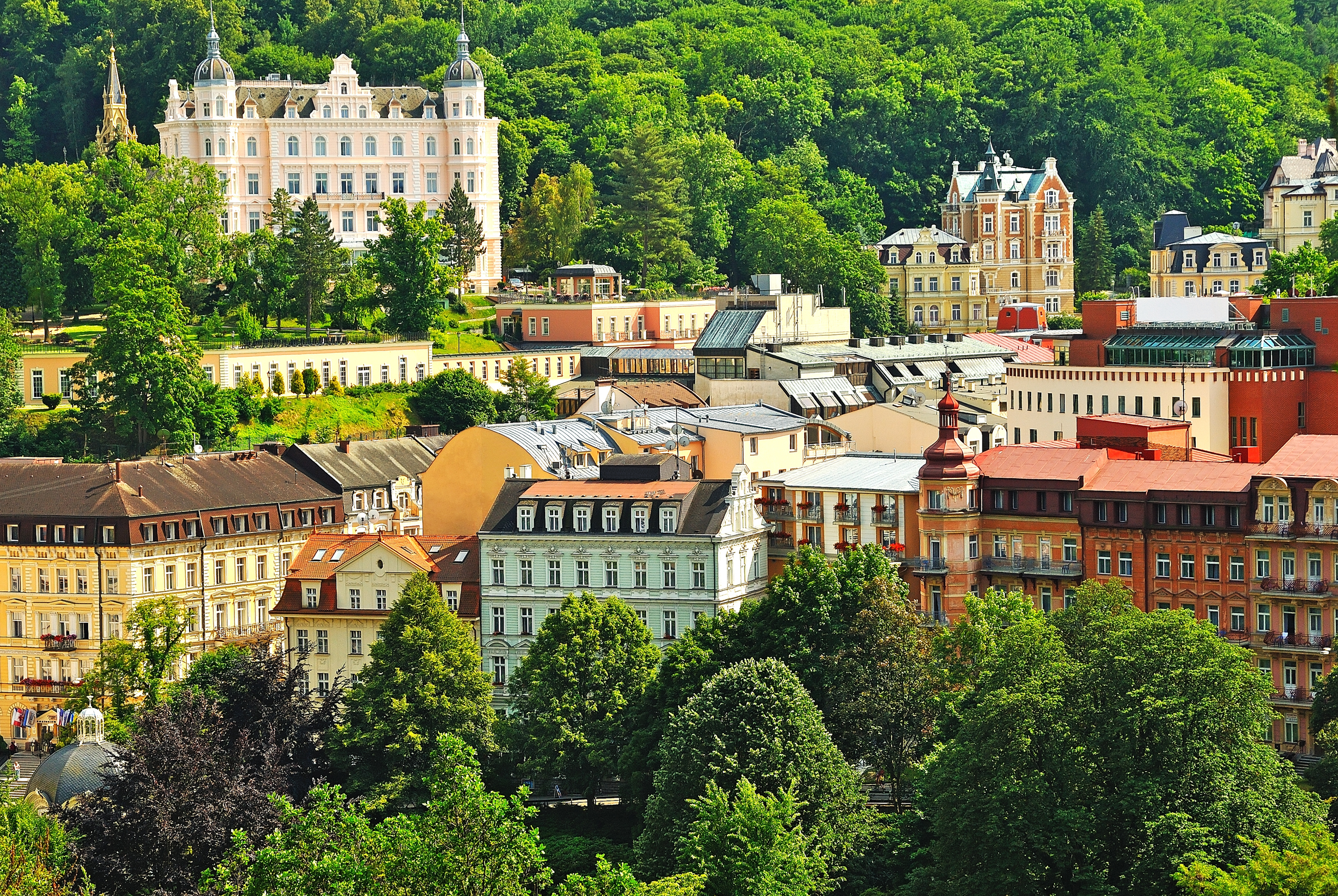 Boehmen kurcenter Karlovy Vary med klassisk arkitektur og naturskoen beliggenhed