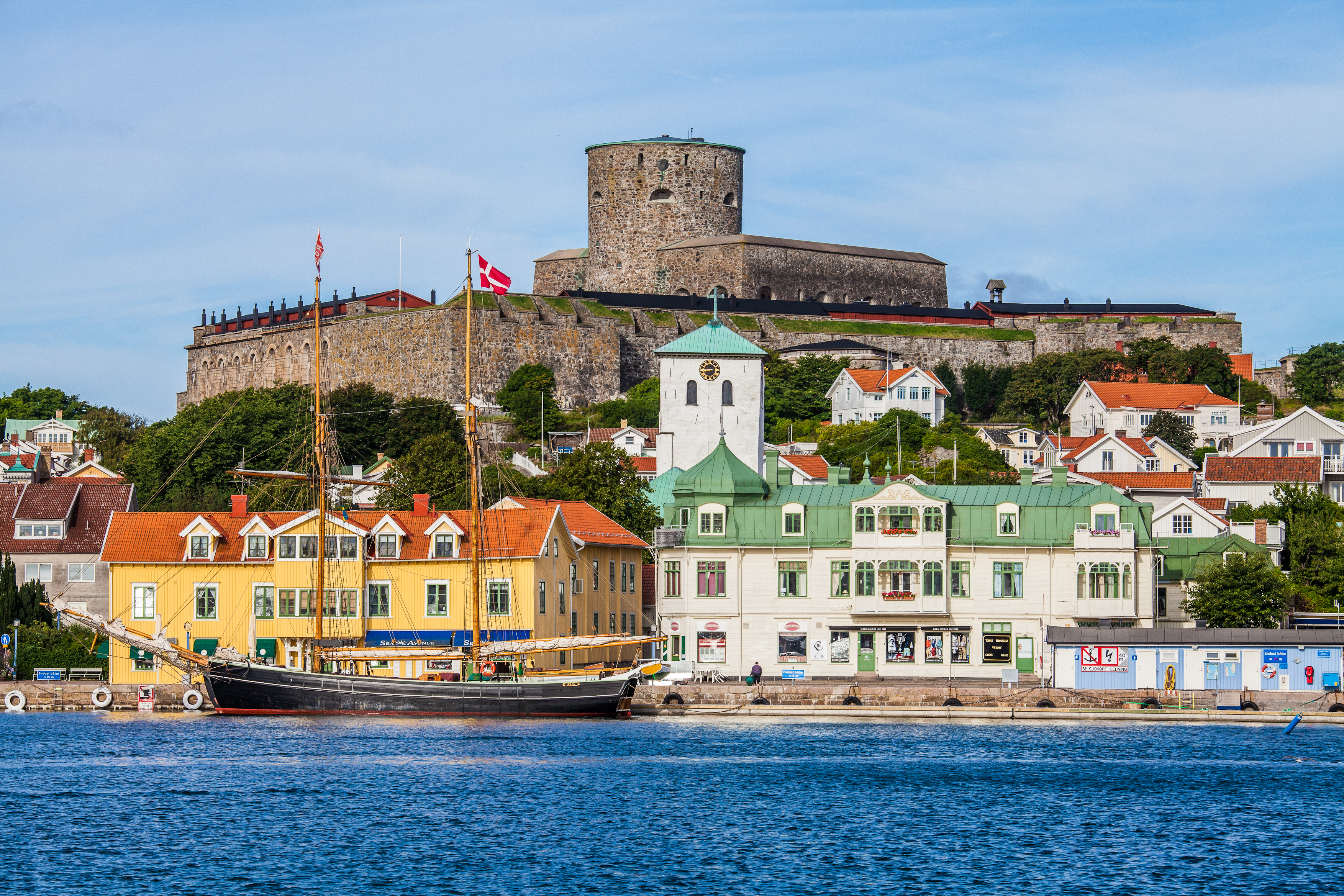 Den imponerende Marstrand borg med udsigt over den idylliske havn med traditionelle bygninger i Bohuslän