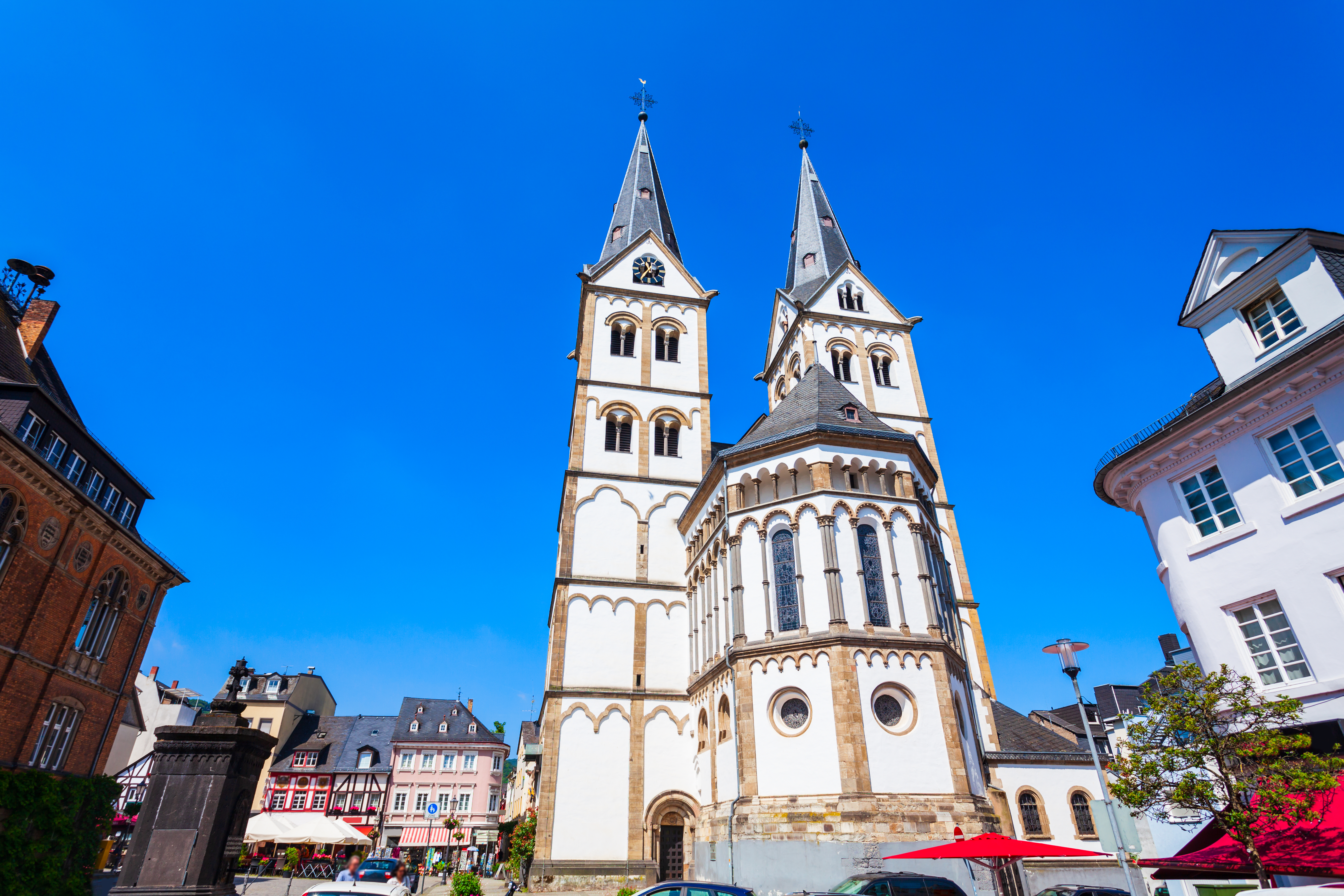 Pittoresk Sankt Severus kirke og torv i middelalderlige Boppard ved Rhinen, Tyskland