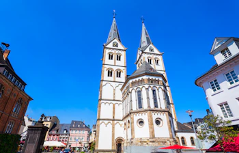 Pittoresk Sankt Severus kirke og torv i middelalderlige Boppard ved Rhinen, Tyskland
