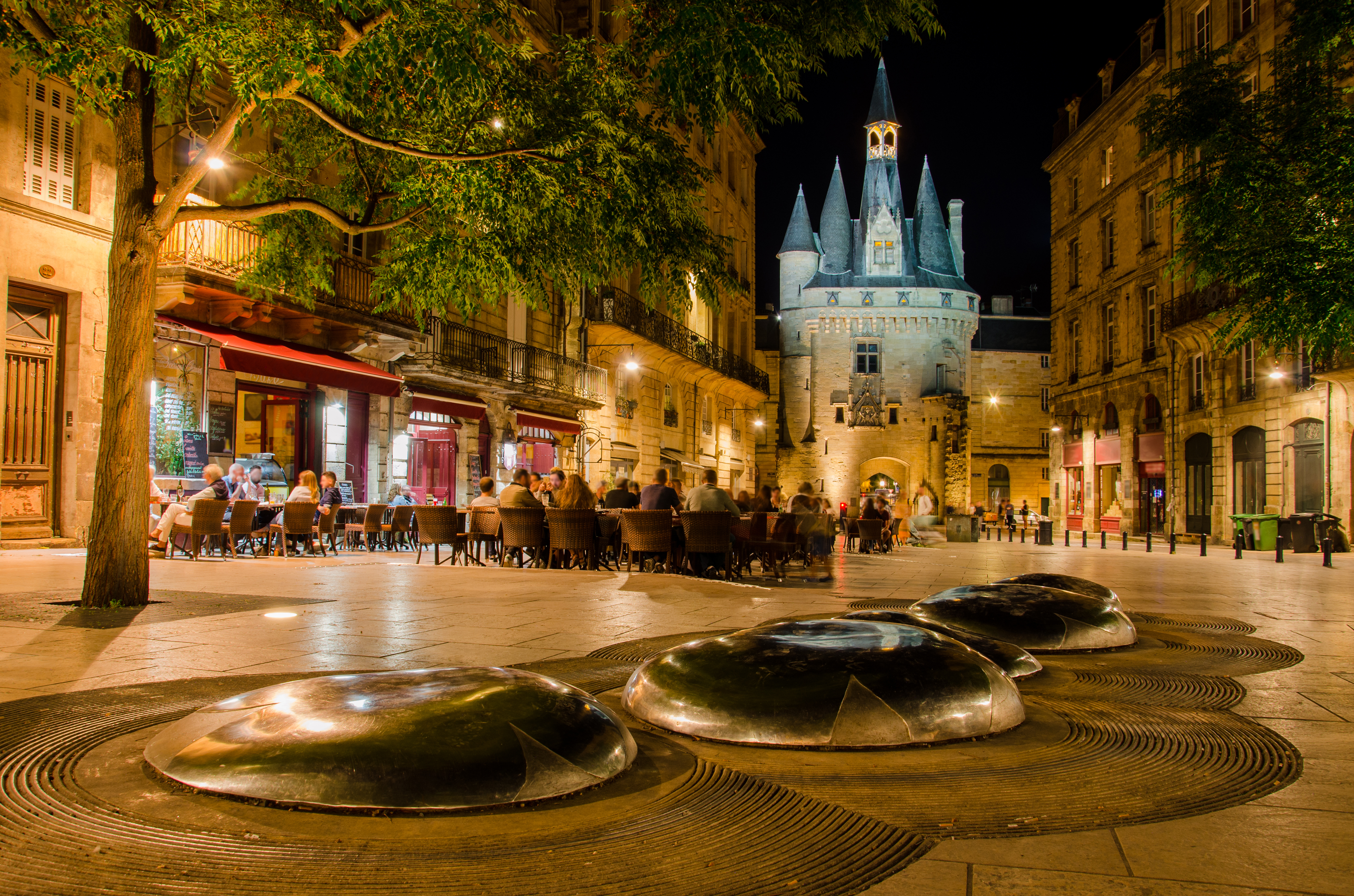 Bordeaux' gamle bydel om aftenen med restaurant terrasse foran det historiske Porte Cailhau tårn