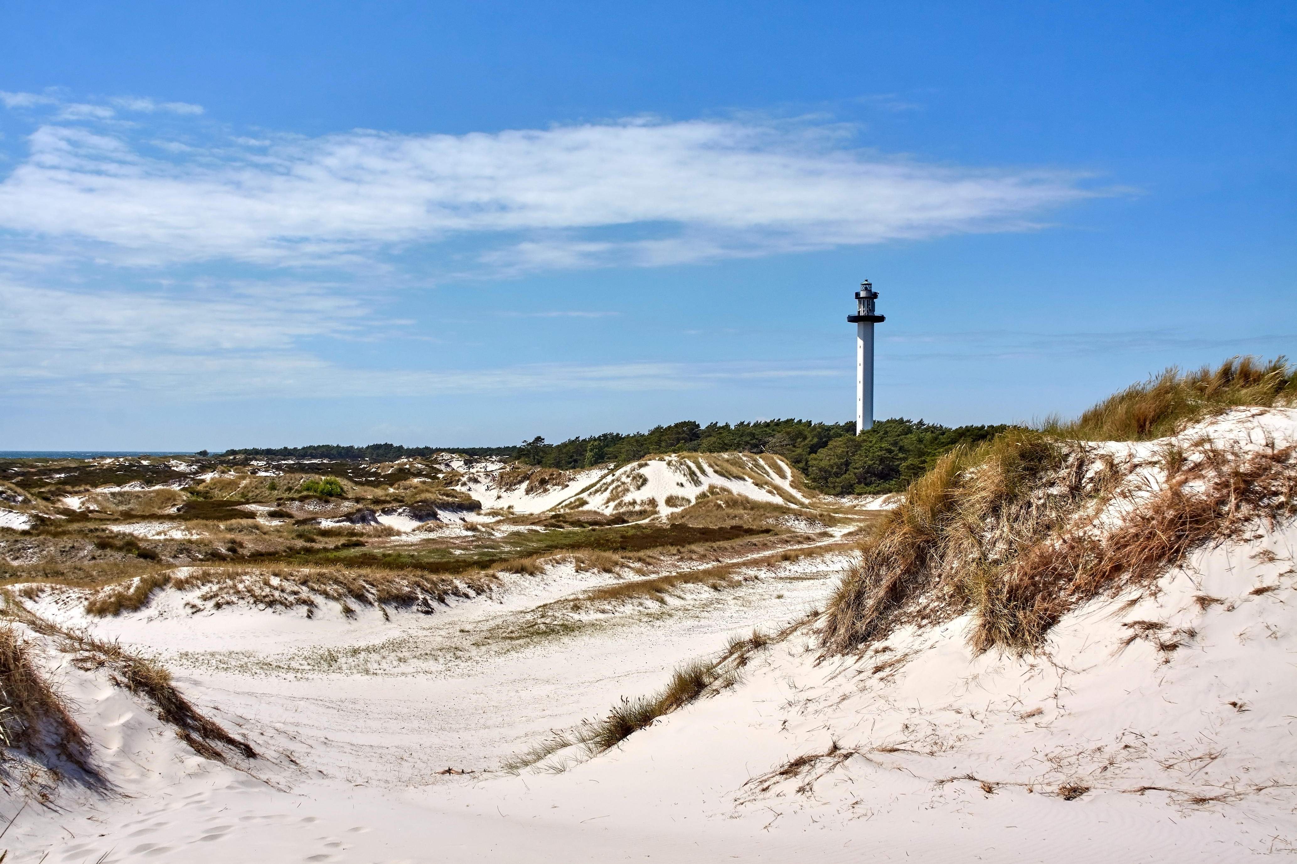 Strand og fyrtårn ved Dueodde på Bornholm med hvide sandklitter