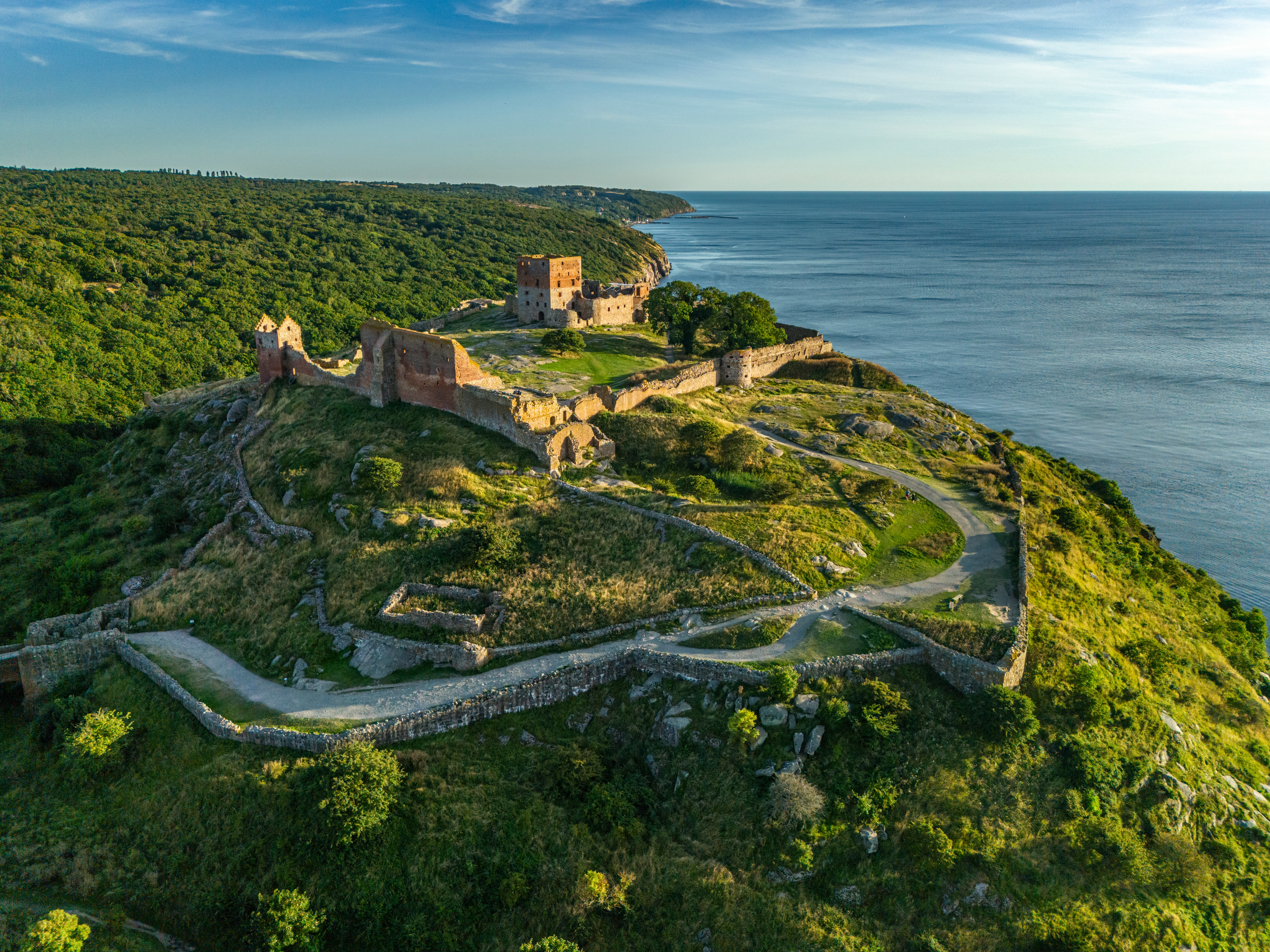 Luftbillede af den gamle Hammershus festning på klippekyst ved Bornholm Danmark