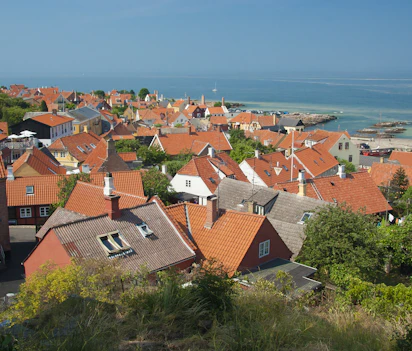 Smuk havneby på Bornholm med røde tegltage ved Østersøen