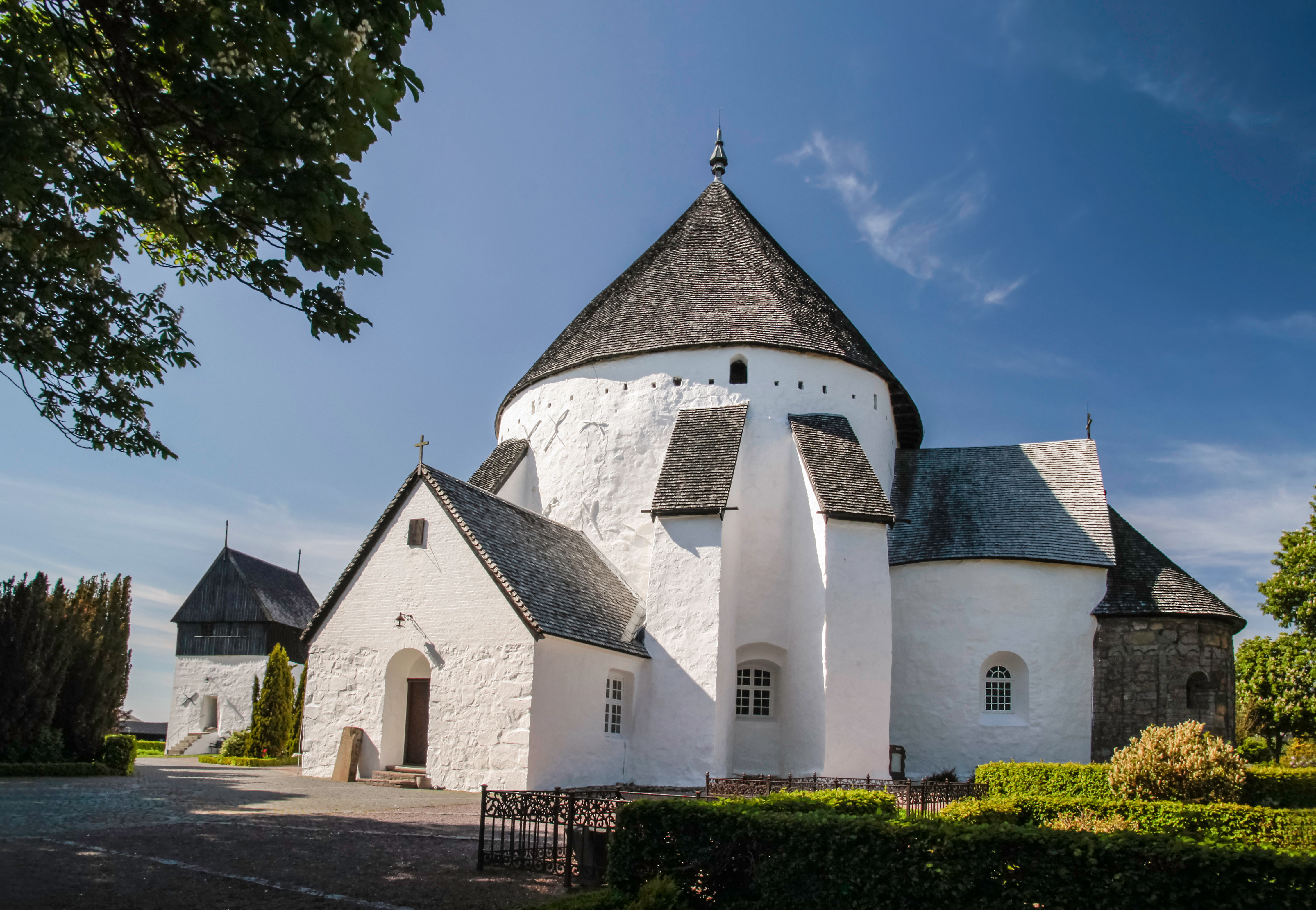 Imponerende rundkirke på Bornholm - et unikt eksempel på dansk kulturarv