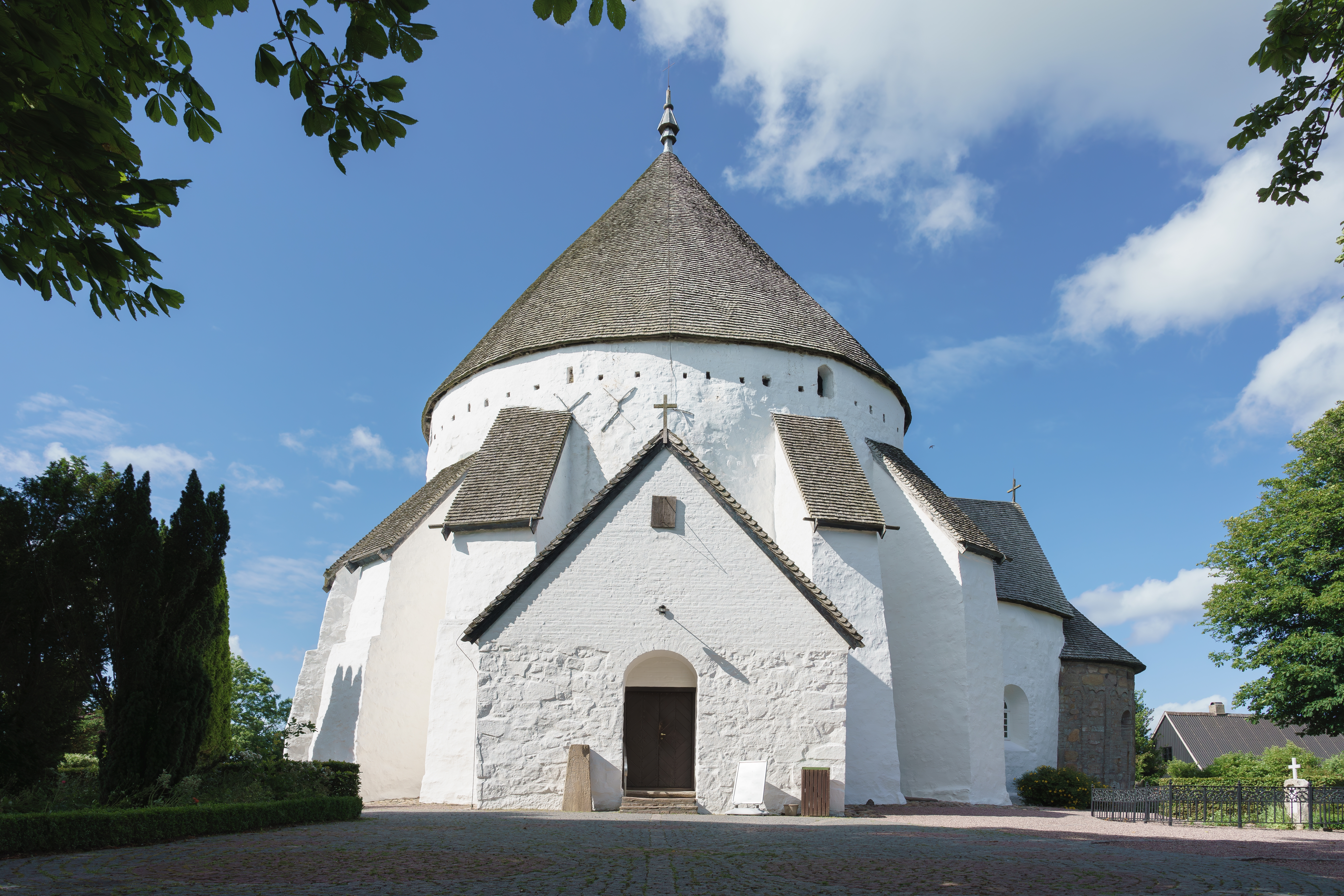 Seværdighed på Bornholm - Østerlars Rundkirke med karakteristisk rund form
