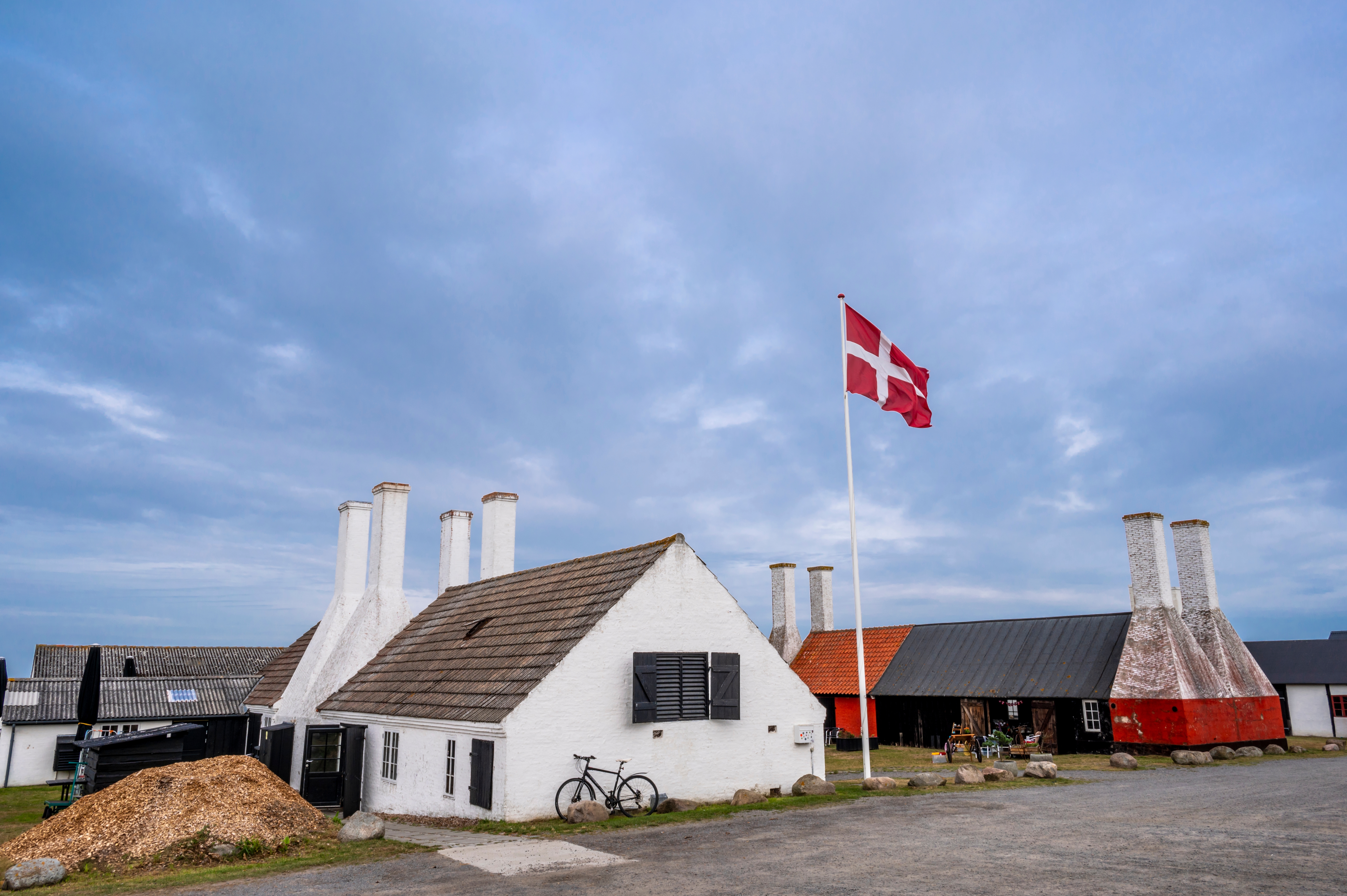 Svaneke røgeri med dansk flag på den smukke ø Bornholm