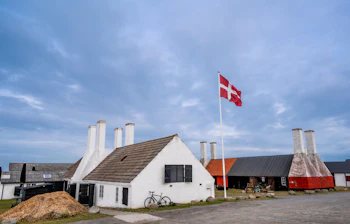 Svaneke røgeri med dansk flag på den smukke ø Bornholm