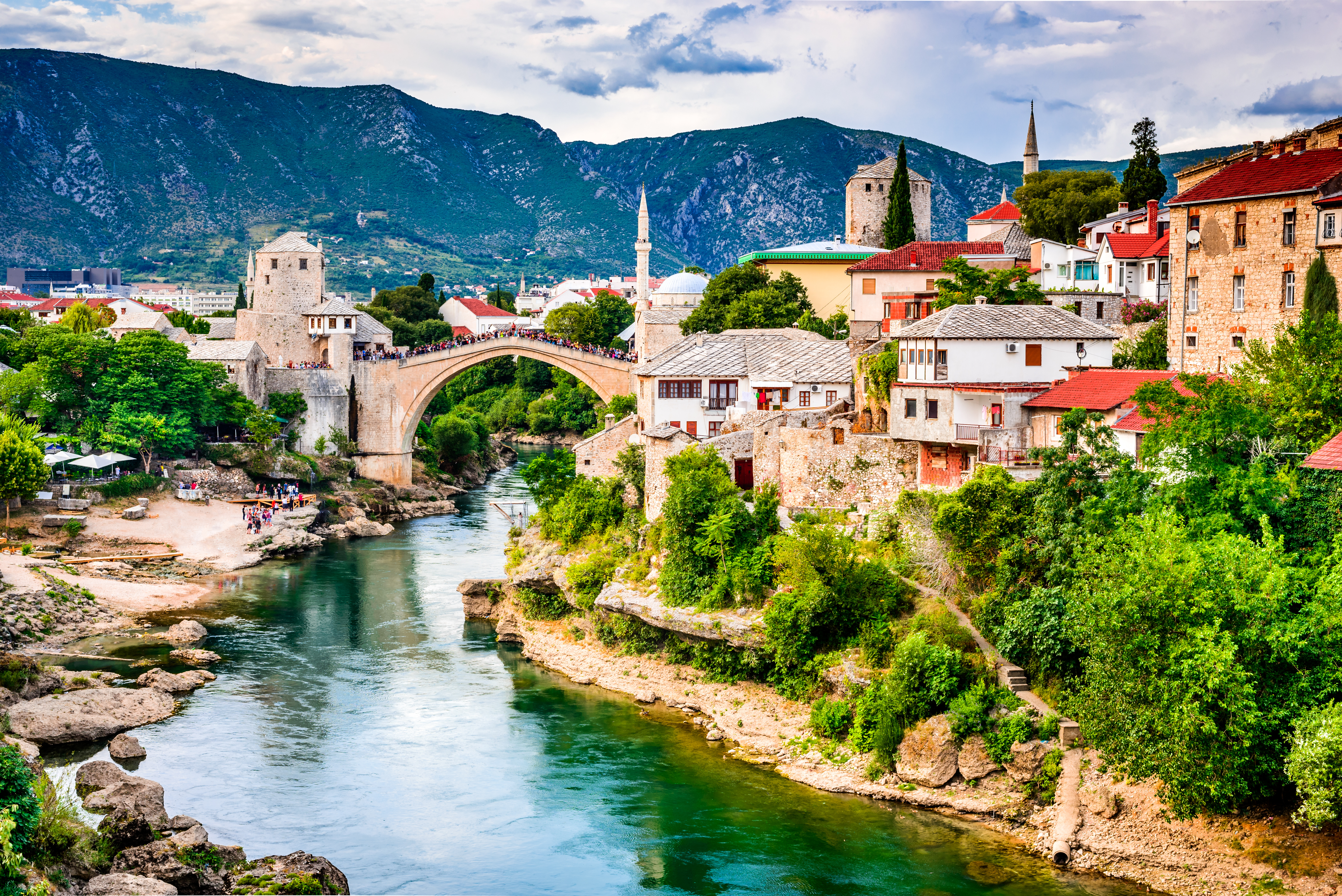 Panoramaudsigt over Mostar med den historiske Stari Most-bro, Neretva-floden og de smukke bjerge i Bosnien og Hercegovina