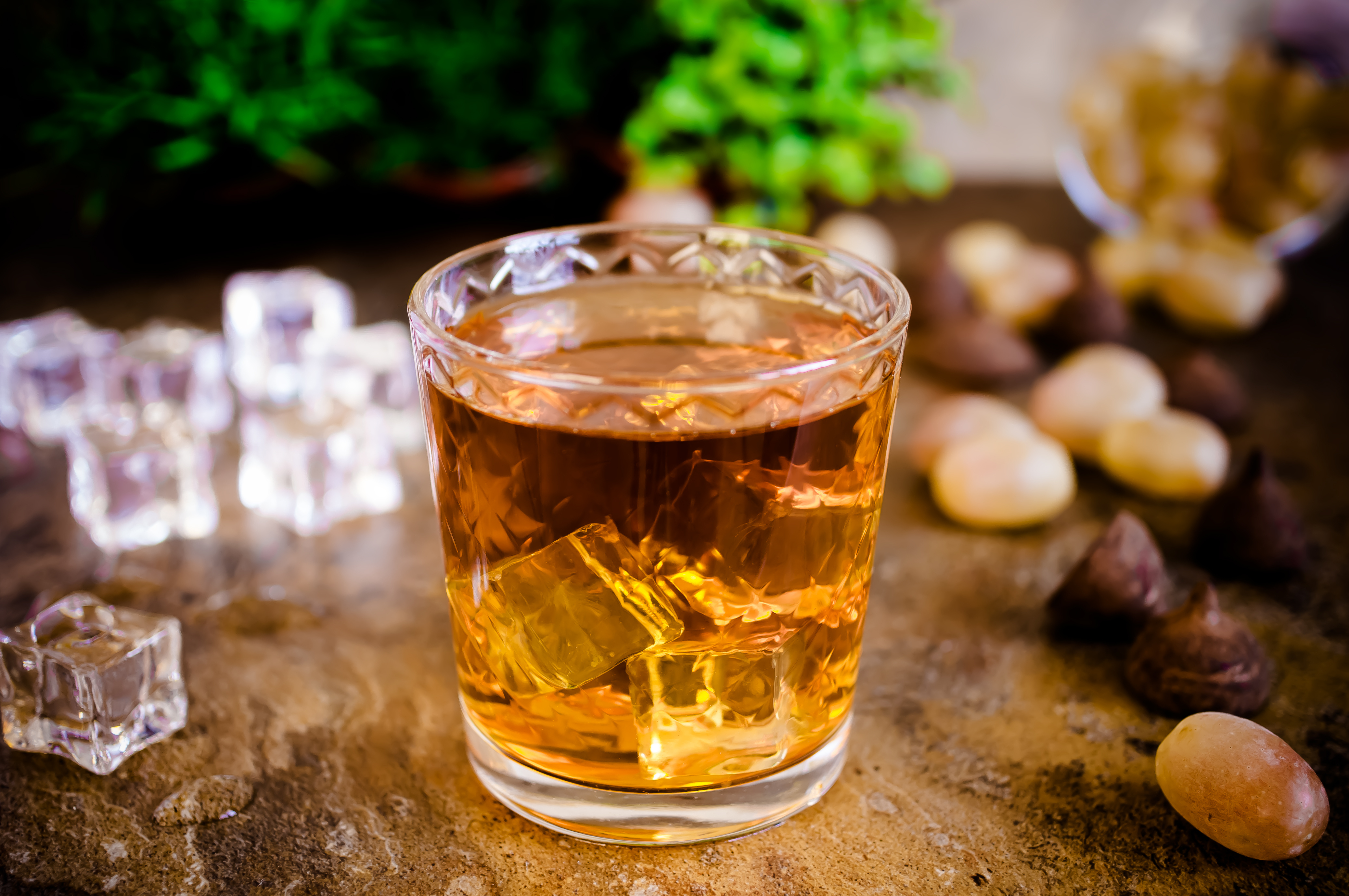 Bourbon whisky i stemningsfuldt bar-miljø med nødder