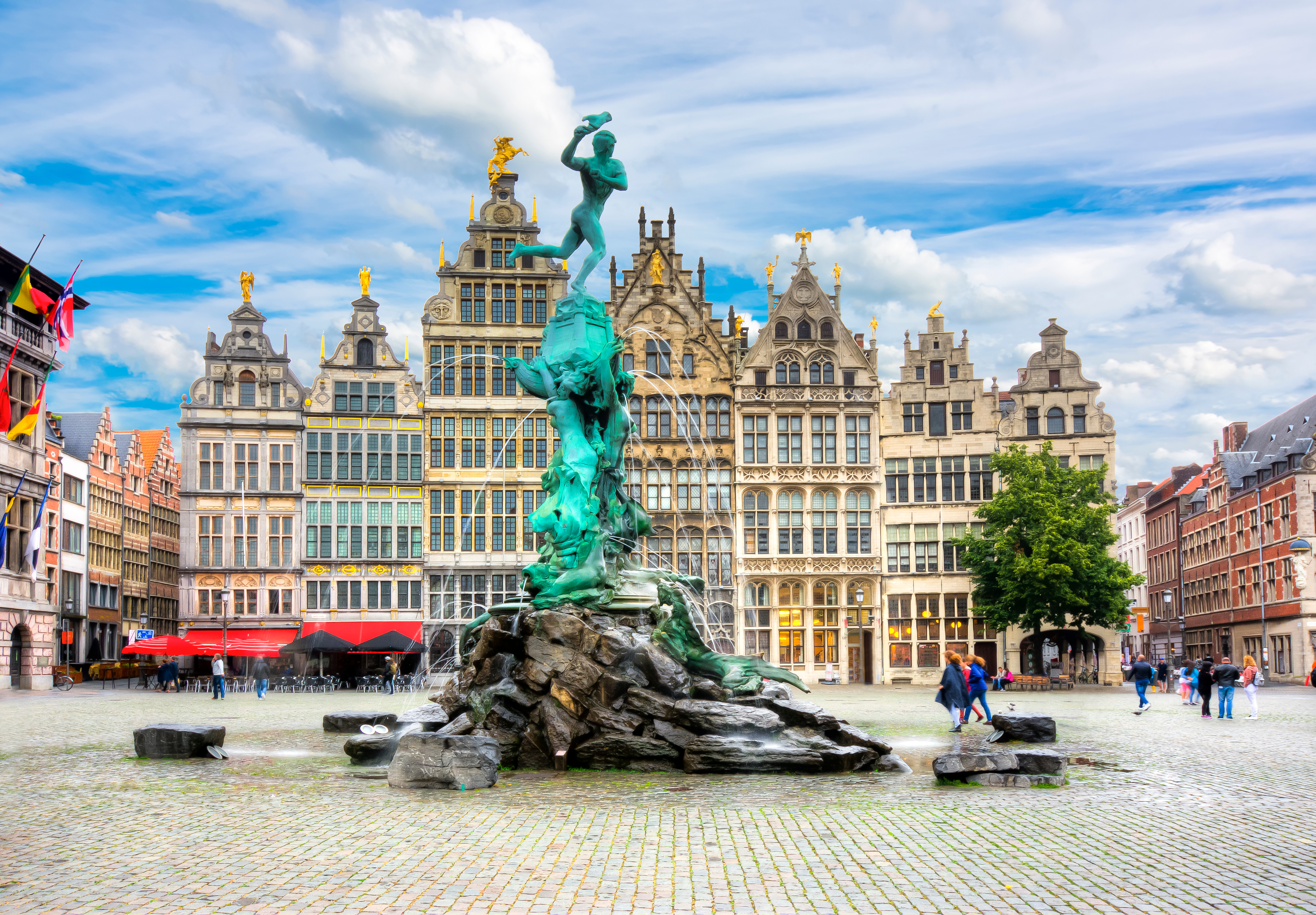 Brabo fontænen på Grote Markt omgivet af prægtige renaissance gildehuse i Antwerpen