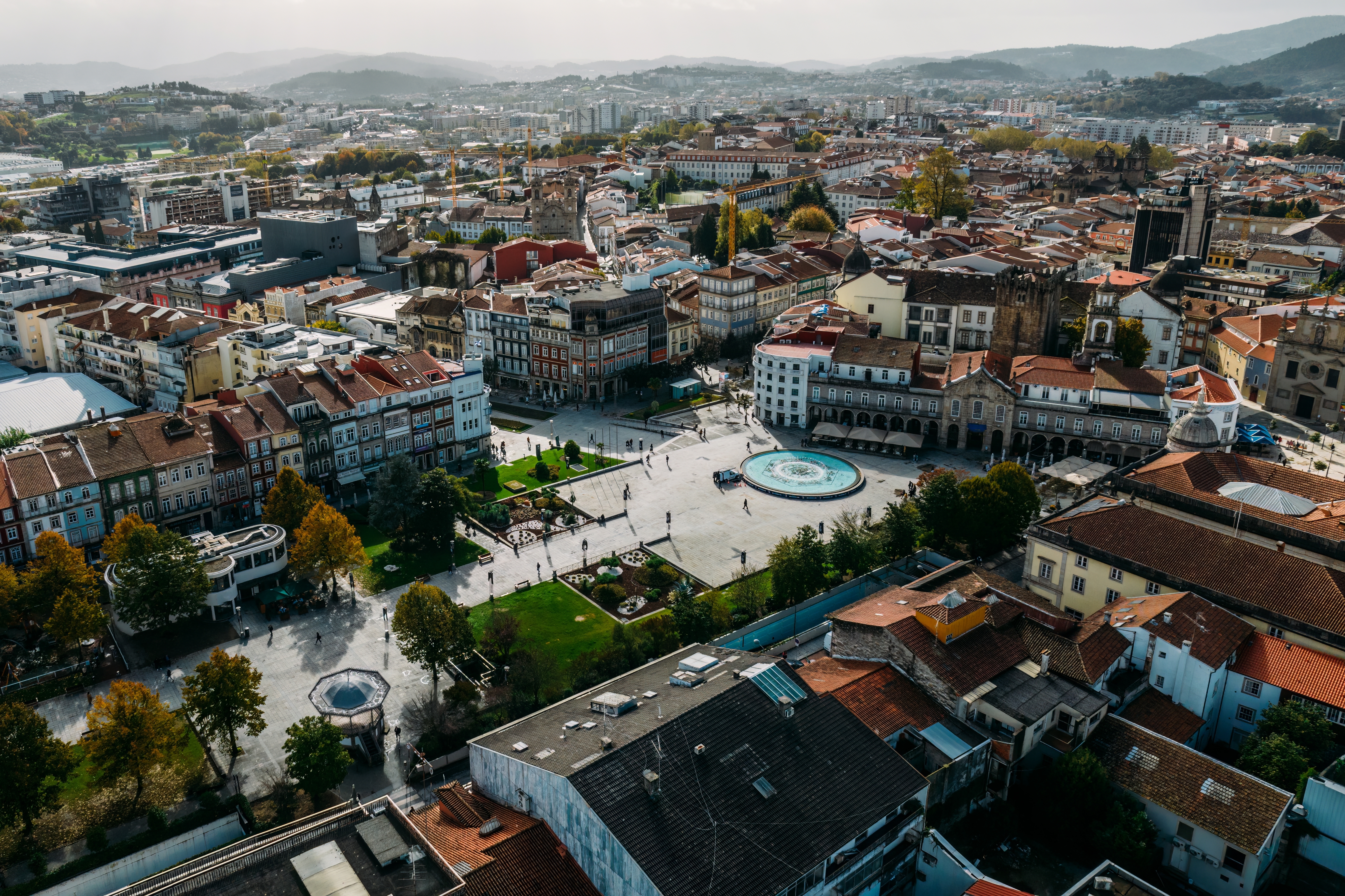 Luftview af Braga bycenter i Portugal med smukke historiske bygninger