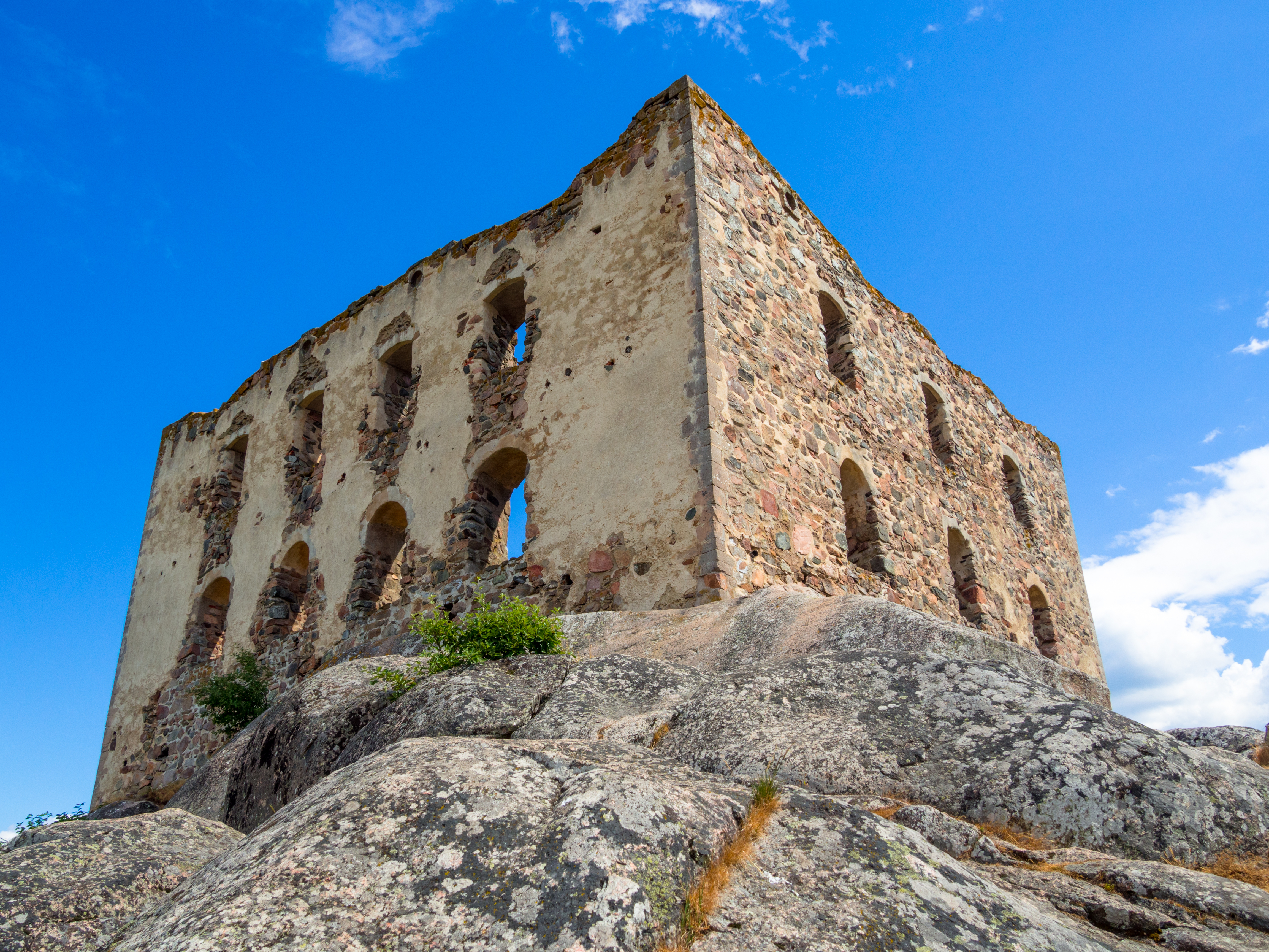Historiske stenruiner af Brahehus slot placeret højt på klipperne i Sverige