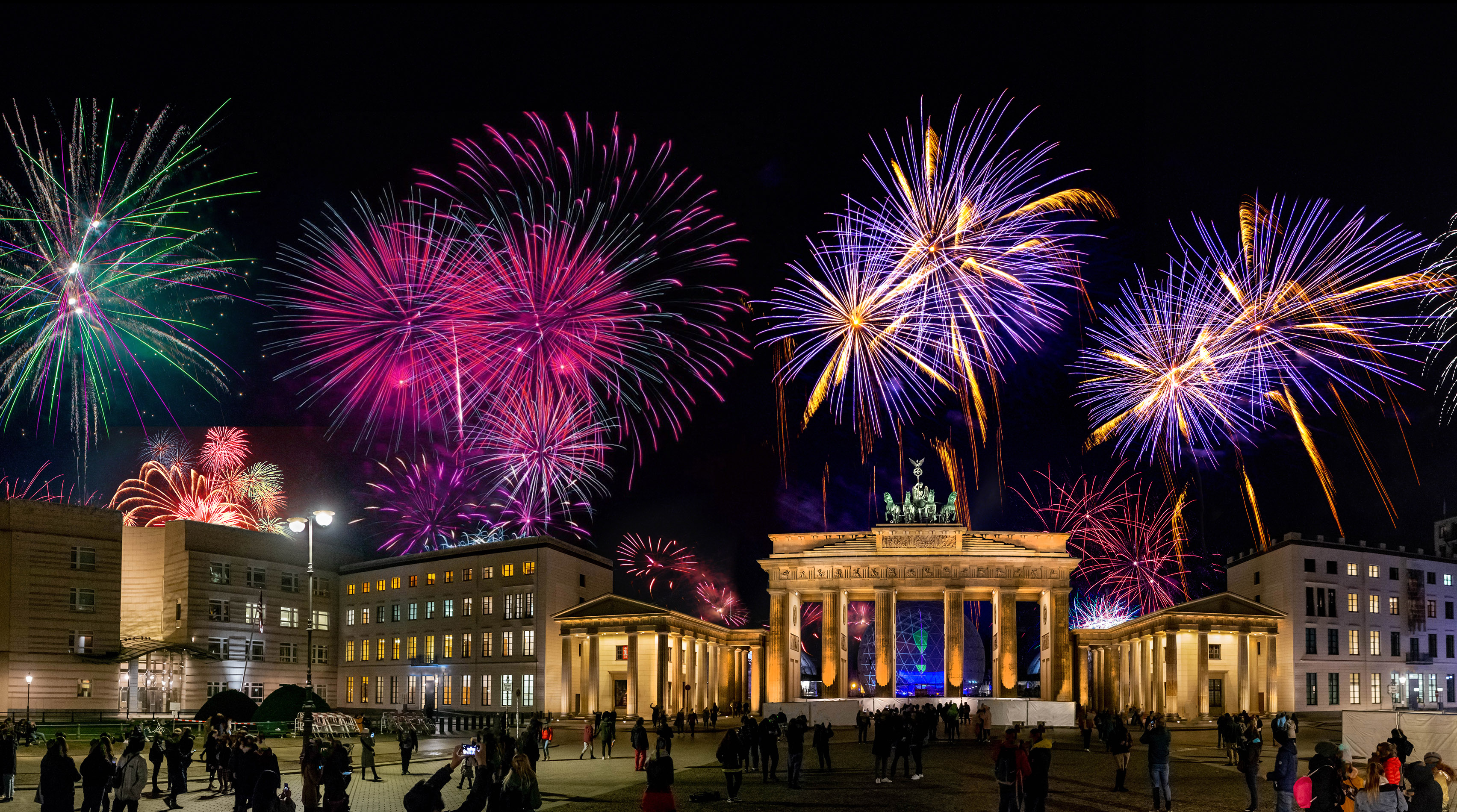 Pragtfuldt nytårsfyrværkeri i alle regnbuens farver over Brandenburger Tor i hjertet af Berlin, Tyskland