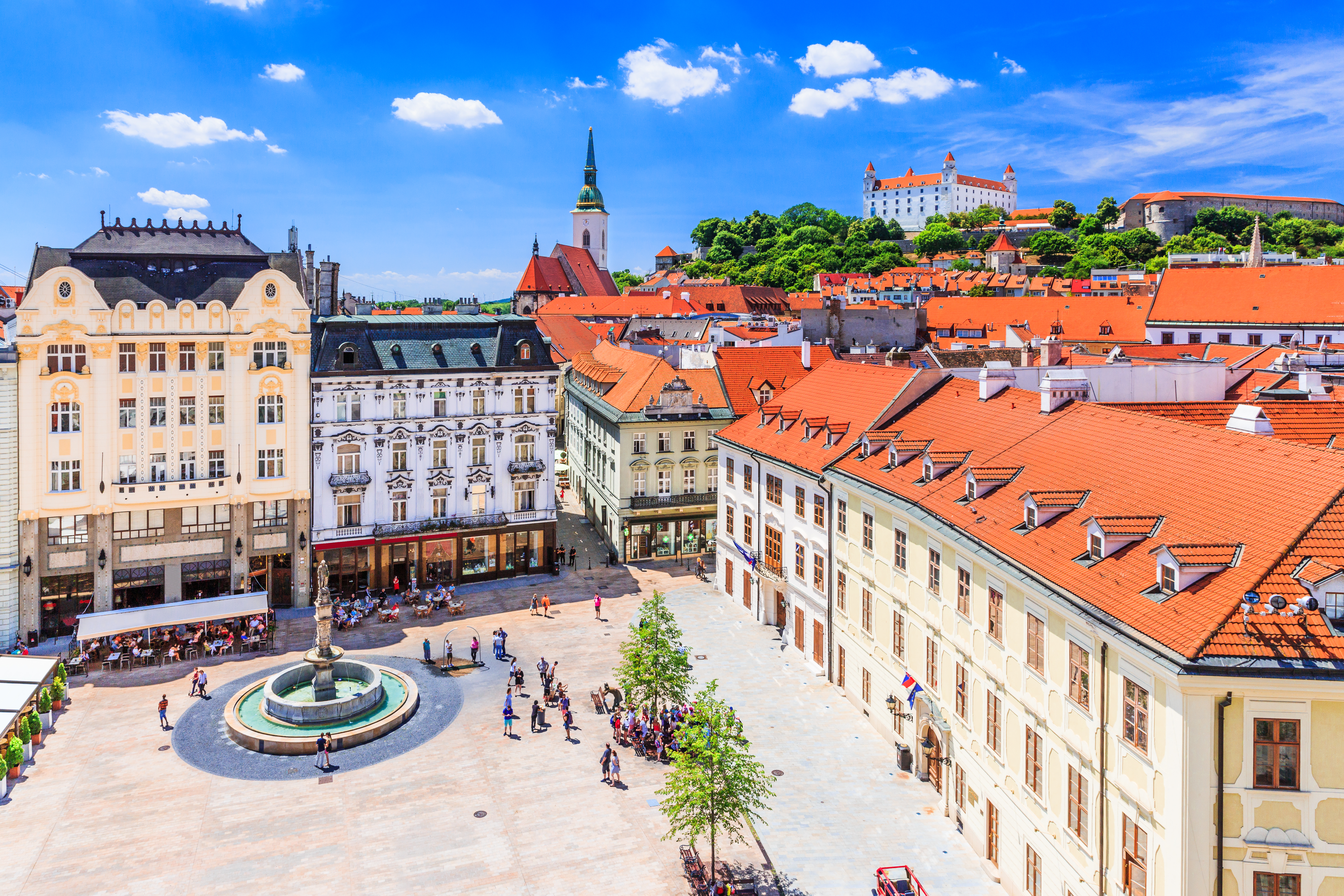 Bratislava bymidte med imponerende slot og orange tage