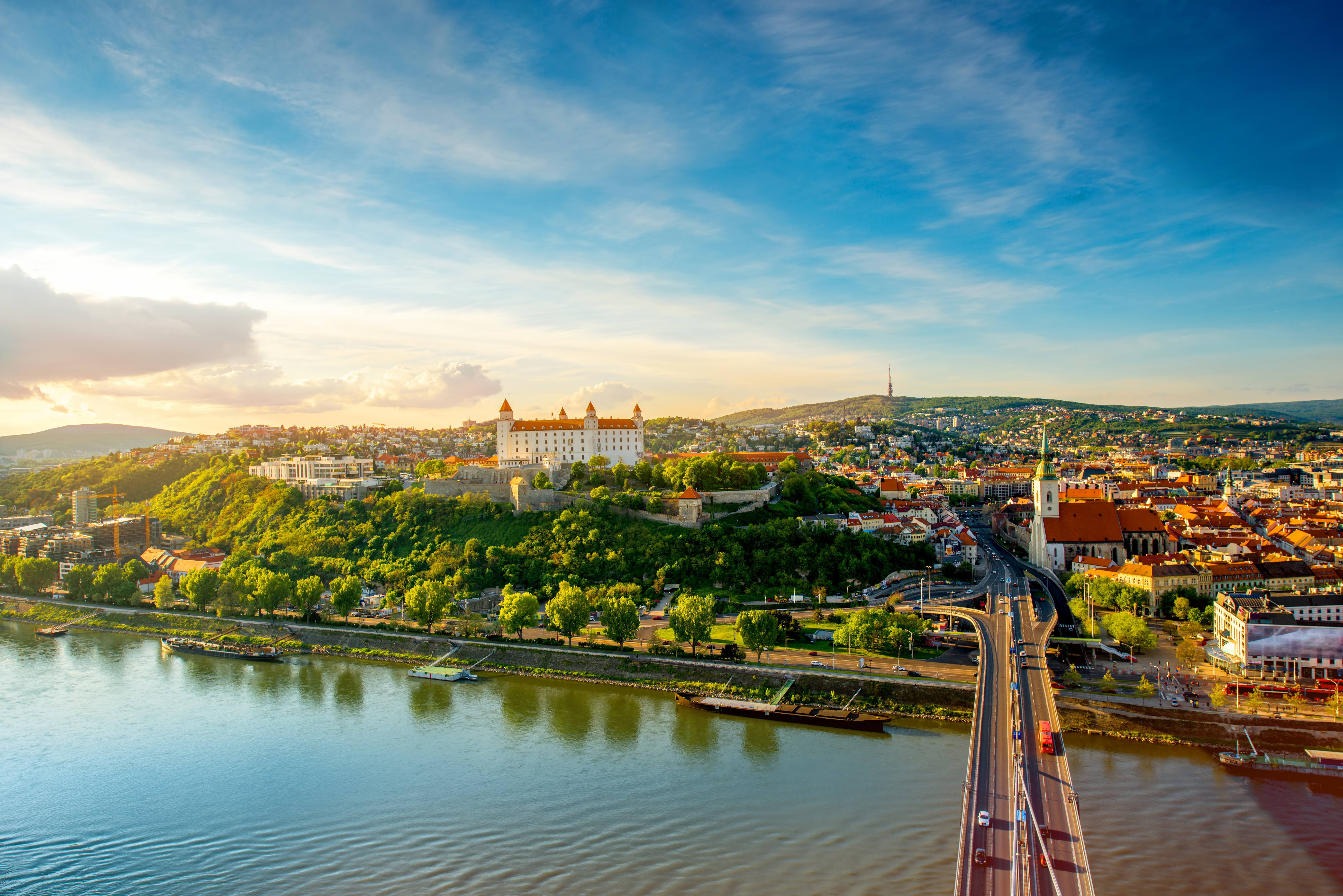 Det historiske centrum i Bratislava med slot og kirker ved Donau floden
