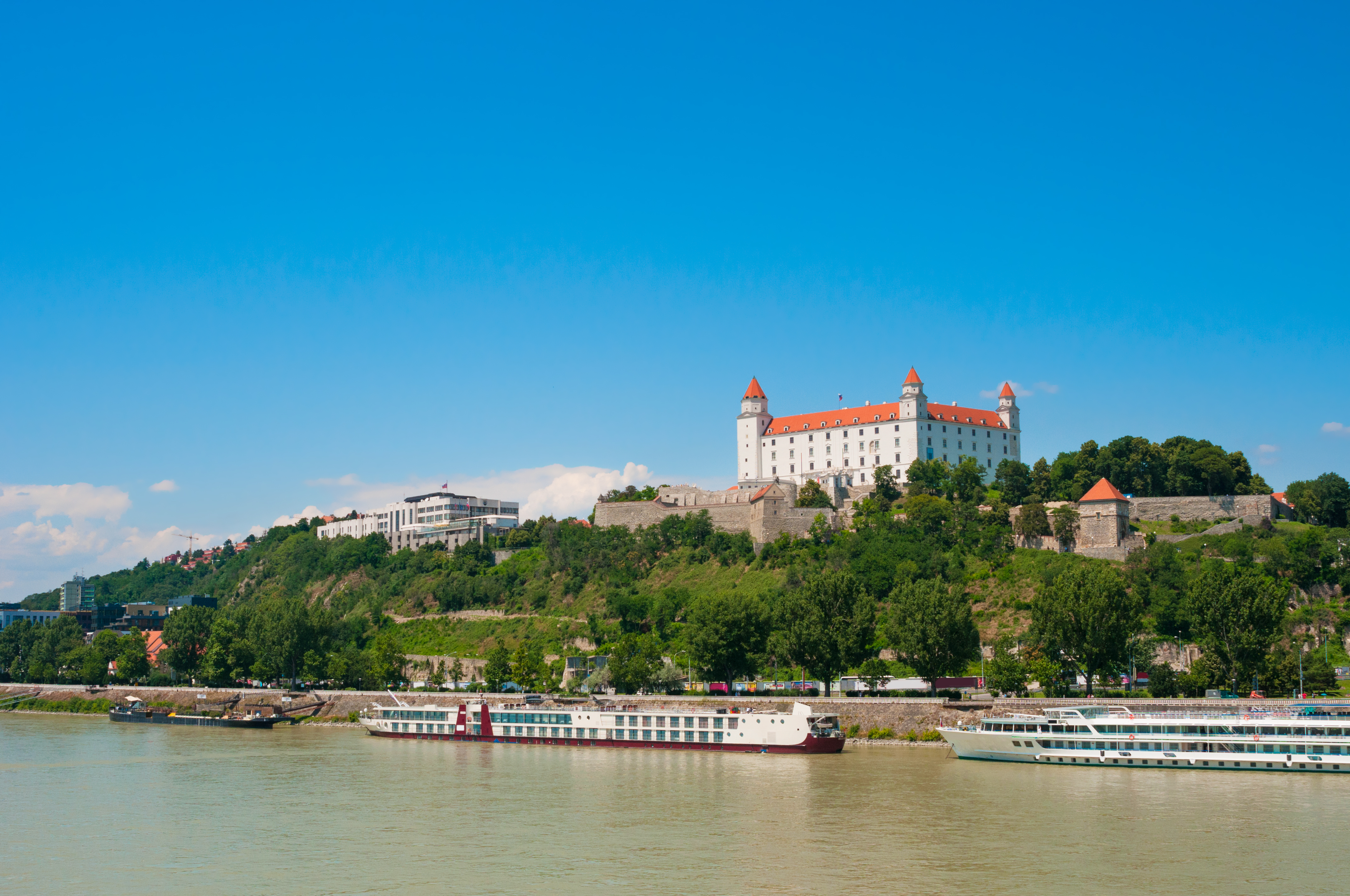 Bratislava hovedseværdighed med slot og fæstning ved Donau-floden