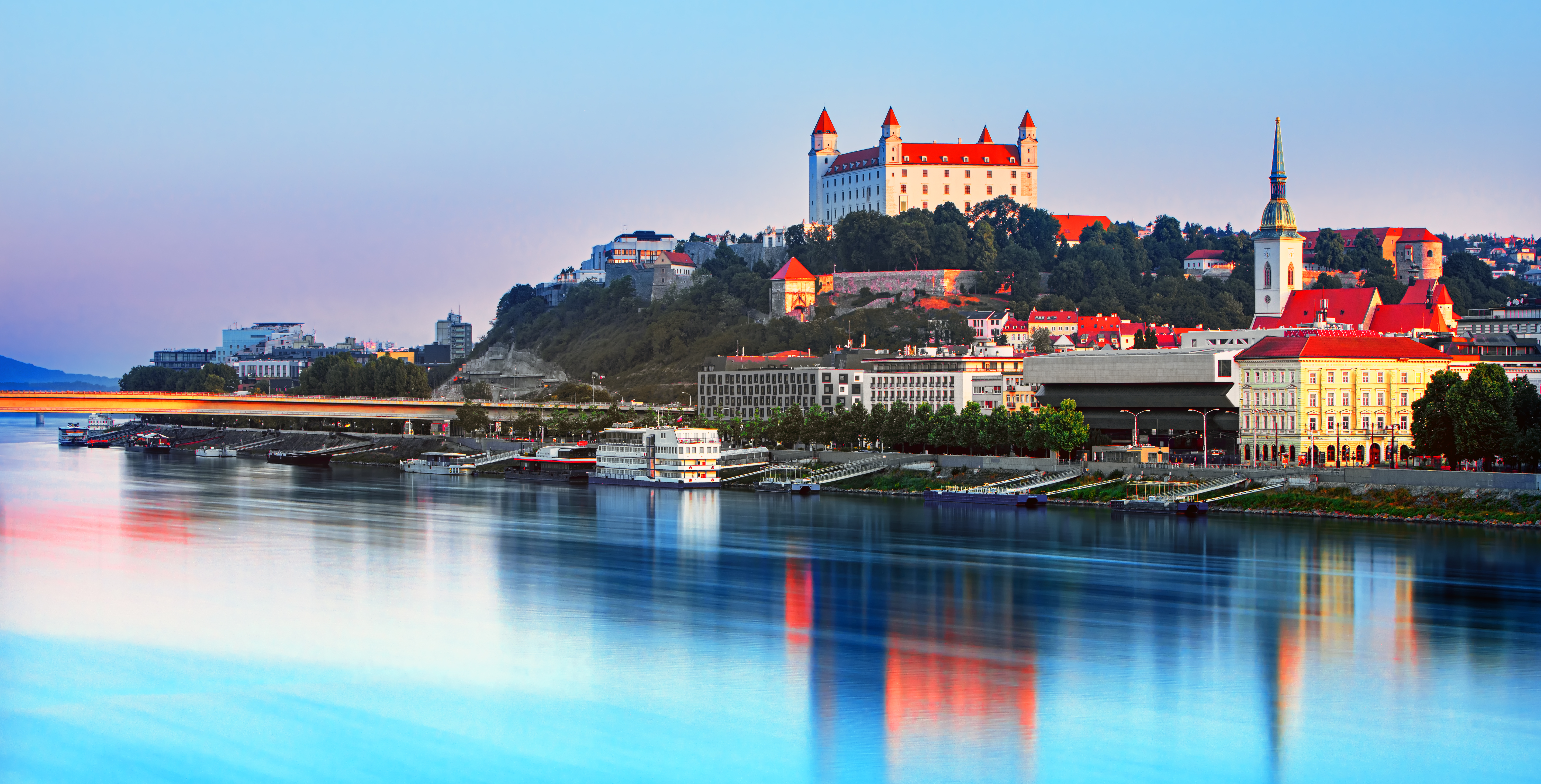Bratislava slot med panoramaudsigt over Donau floden i aftenlys