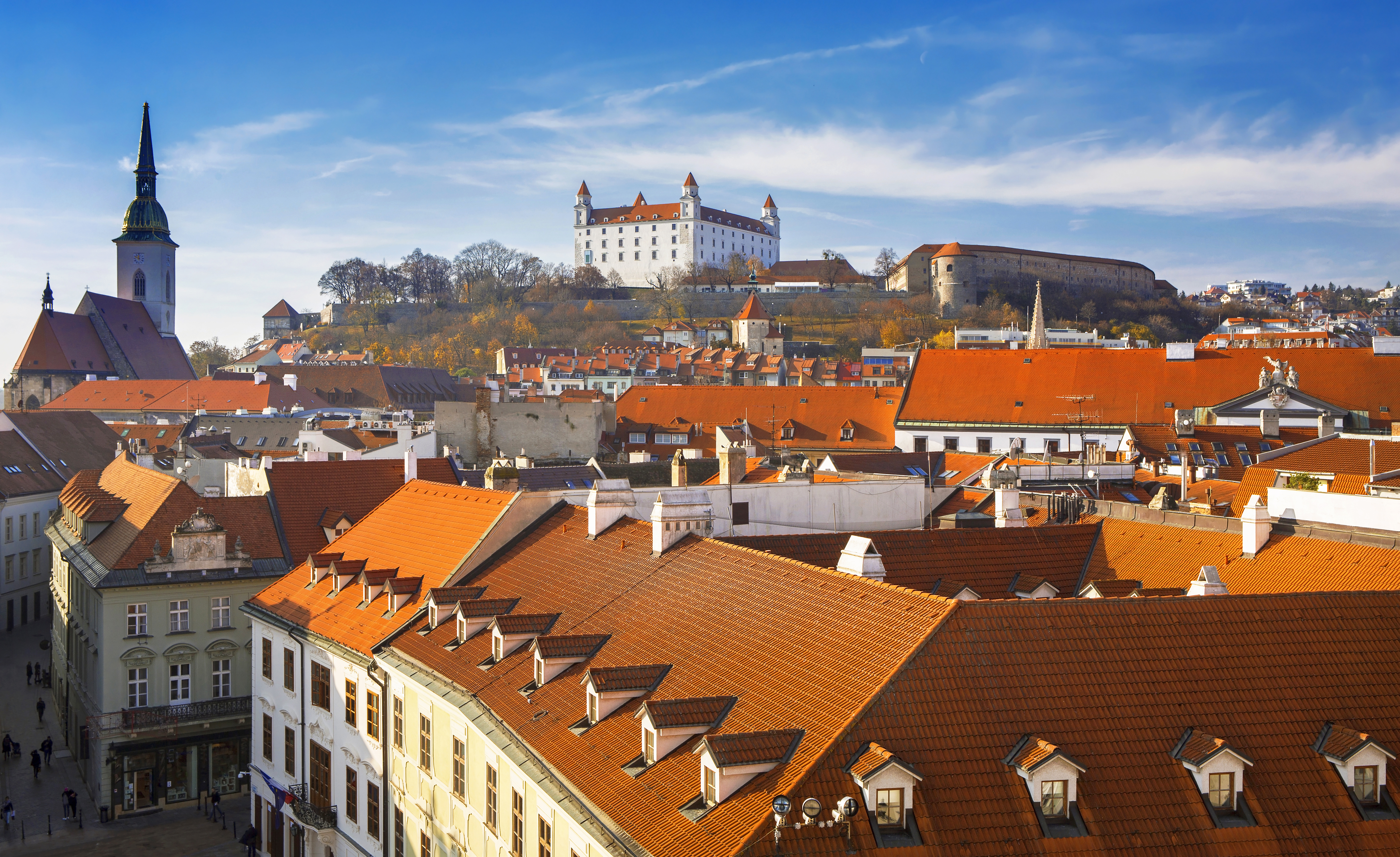 Luftudsigt over Bratislavas gamle bydel med karakteristiske røde tage og det hvide Bratislava Slot på bakken, Slovakiet