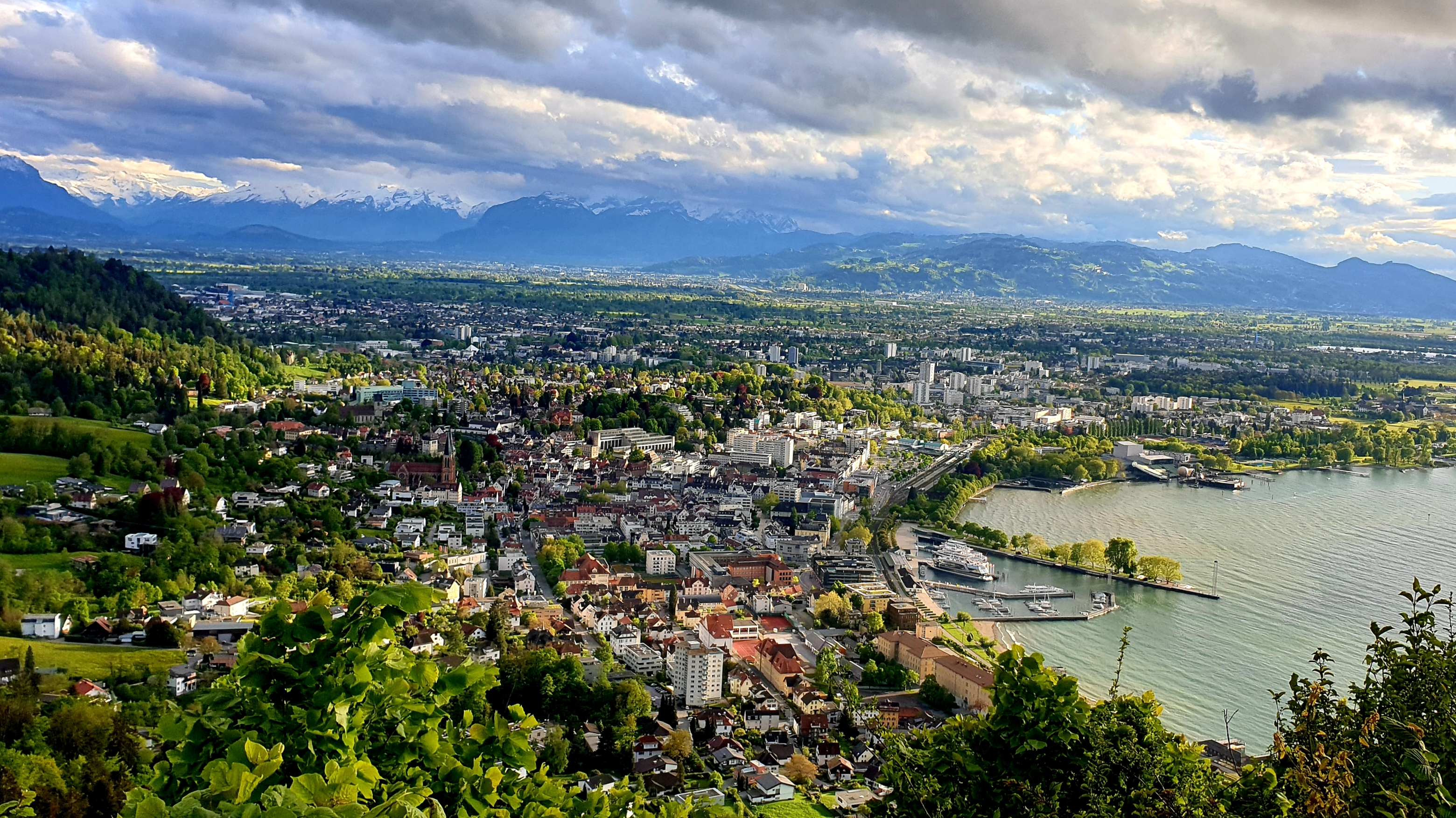 Storslået panoramaudsigt fra Pfänder over Bregenz by, Bodensøen og de snedækkede Alper i Østrig