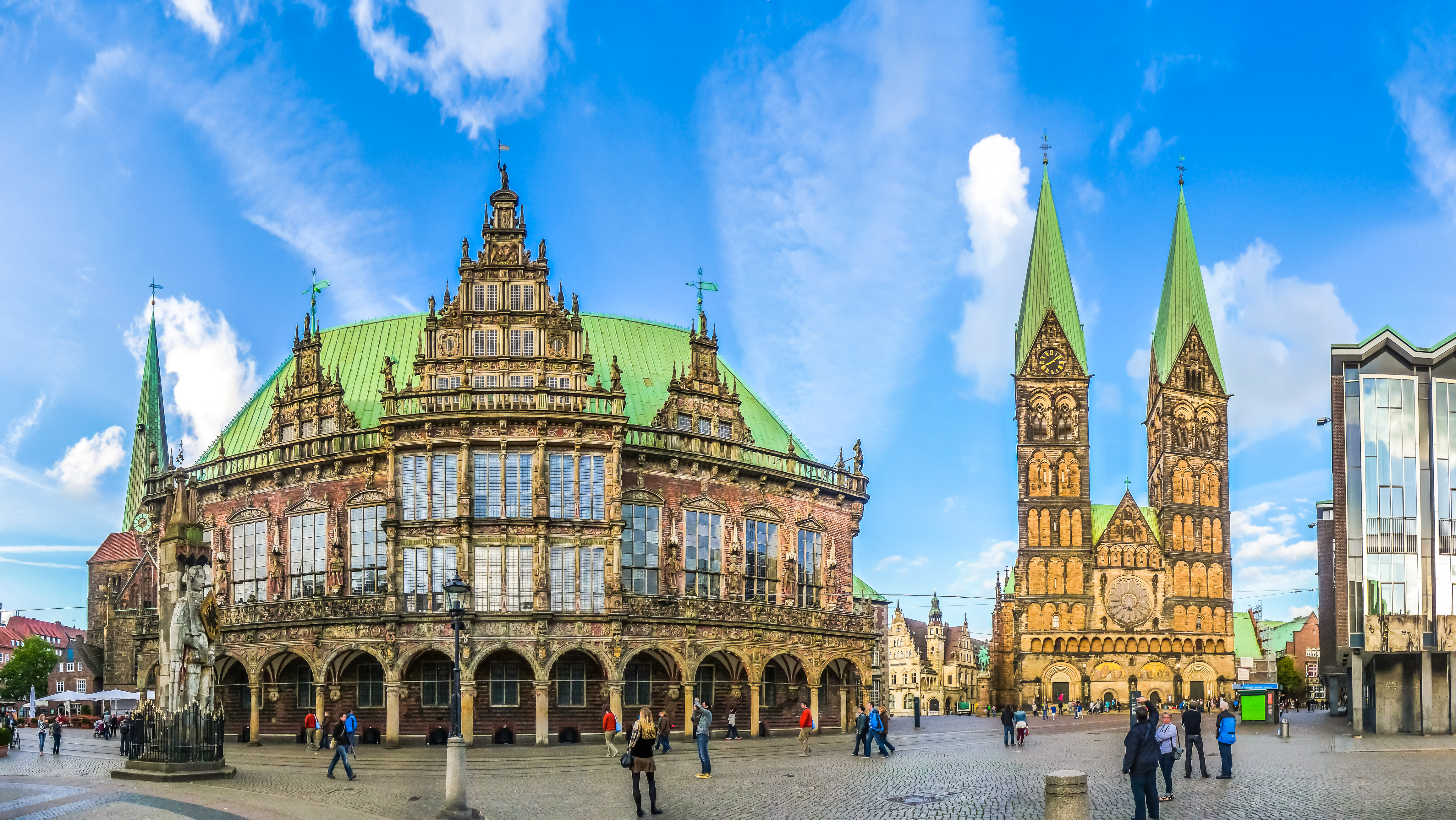 Bremen gamle by med prangende rådhus og kirketårne - historisk markedsplads med brosten og blå himmel
