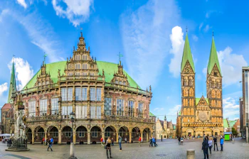 Bremen gamle by med prangende rådhus og kirketårne - historisk markedsplads med brosten og blå himmel