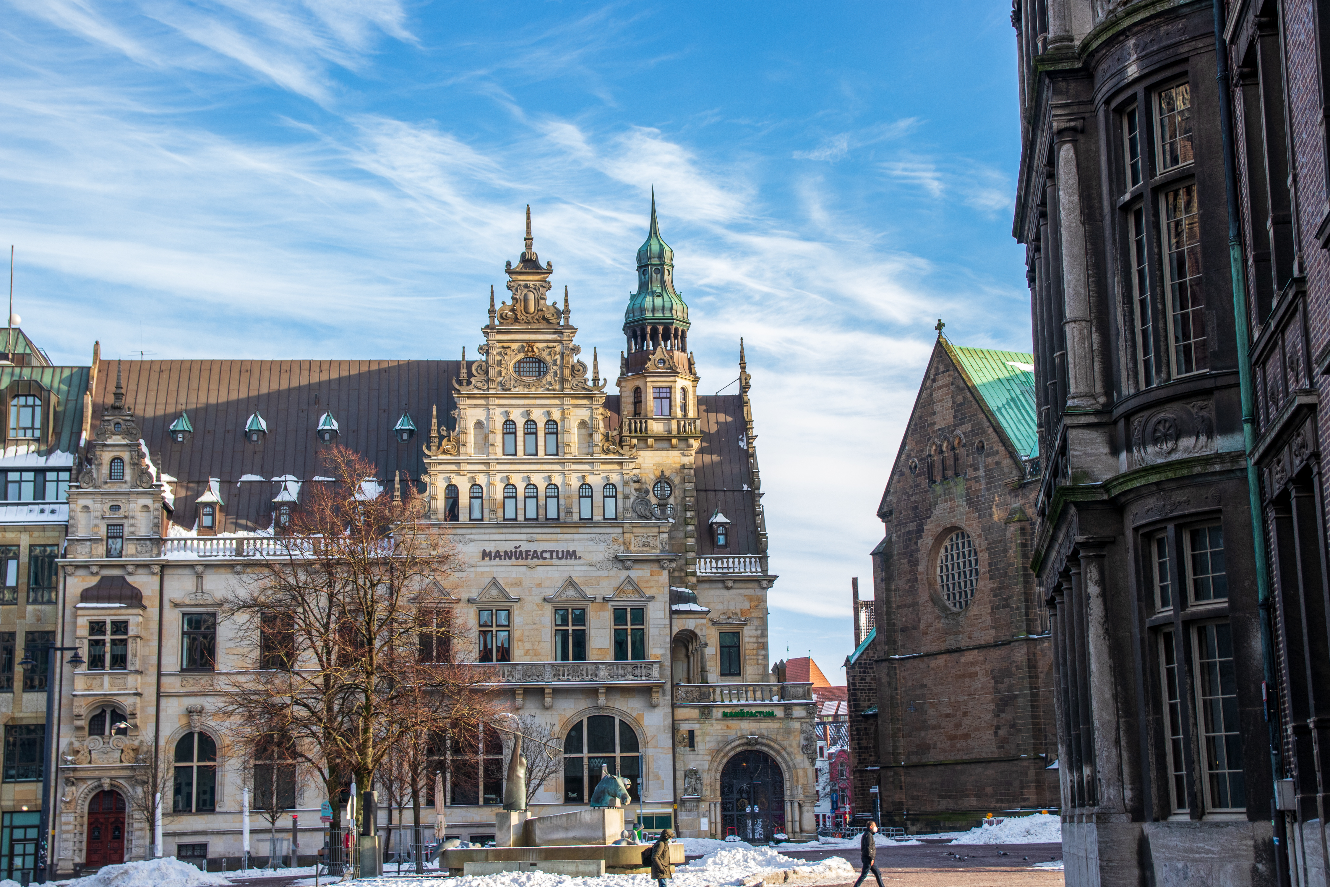 Historisk Manufactum-bygning i Bremen omgivet af smuk vinterarkitektur og let snelag