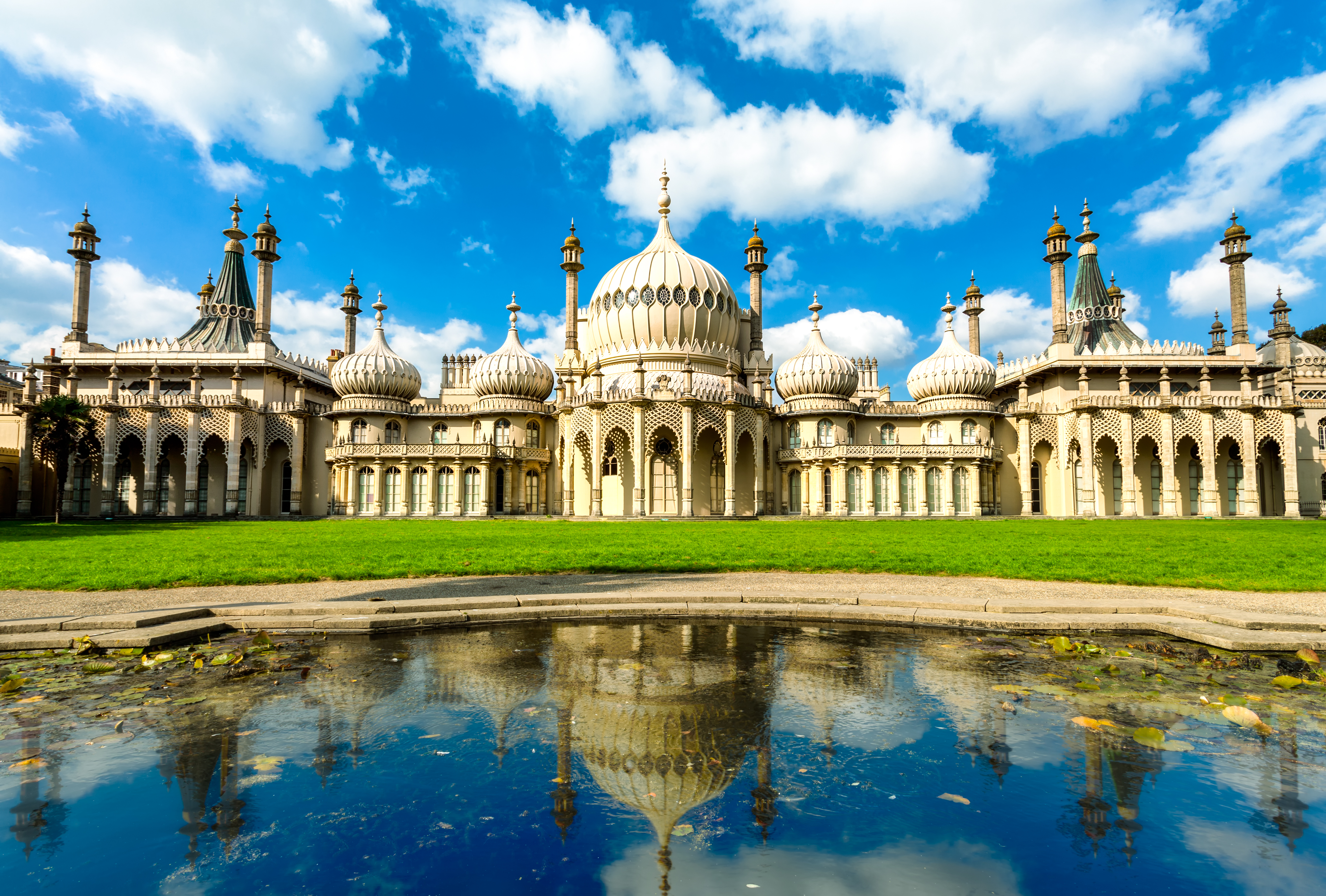 Besøg Royal Pavilion i Brighton, England – et unikt kongeligt palads med orientalsk arkitektur, hvide kupler og minareter midt i hjertet af Sussex