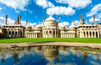 Besøg Royal Pavilion i Brighton, England – et unikt kongeligt palads med orientalsk arkitektur, hvide kupler og minareter midt i hjertet af Sussex