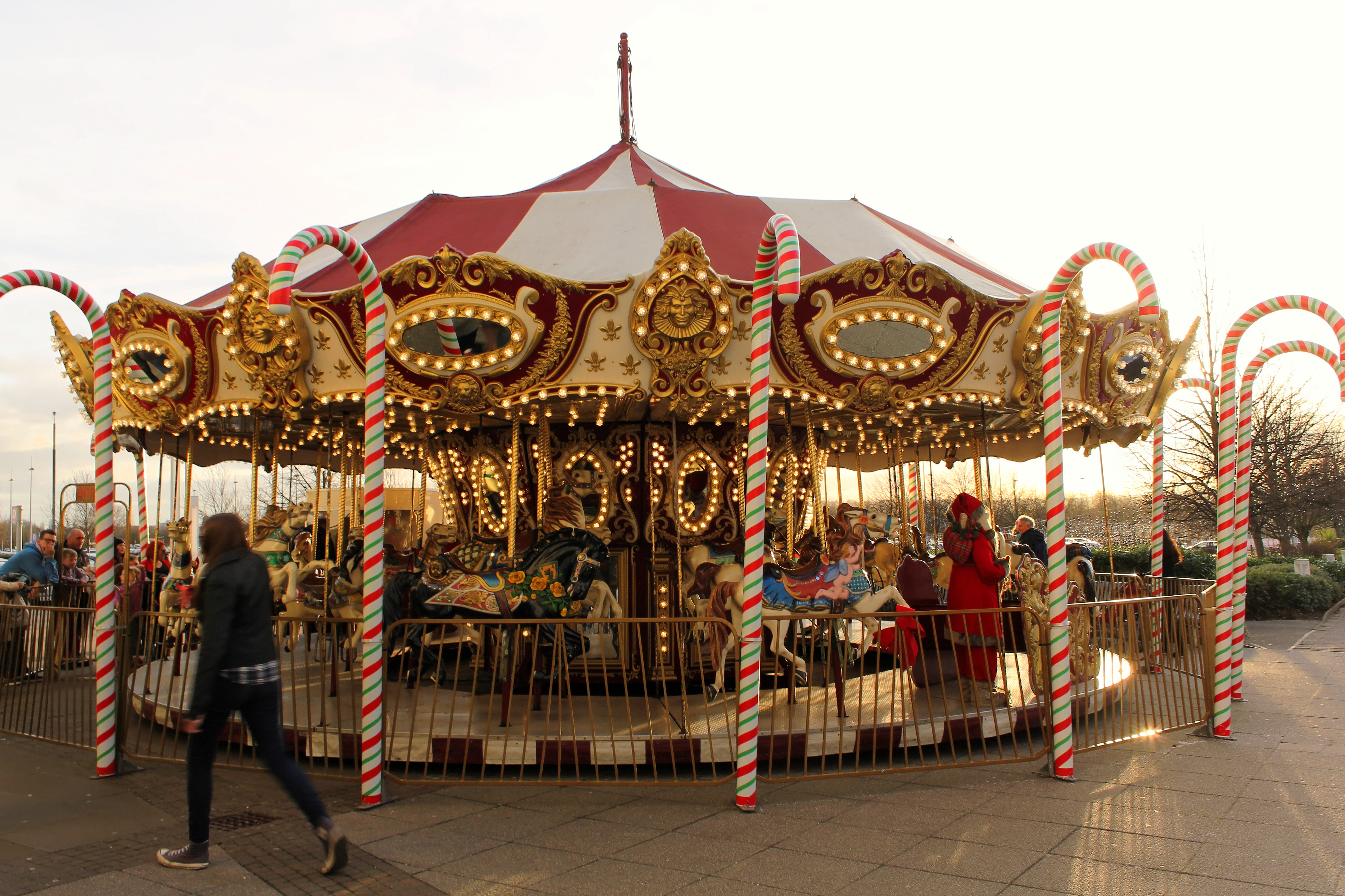 Festlig julekarrusel med klassiske heste og sukkerstangspæle ved Cribbs Causeway i Bristol, England