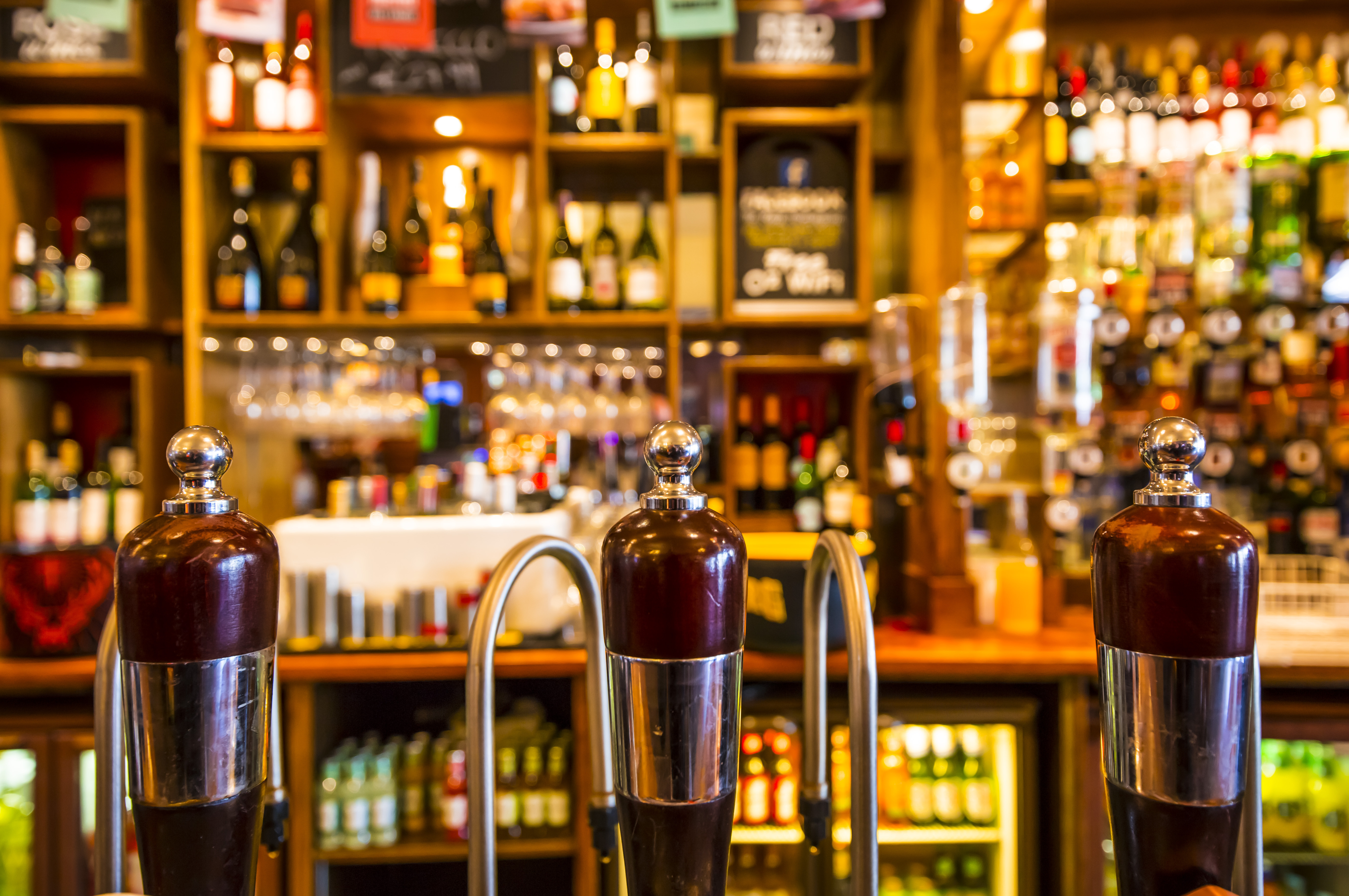 Traditionel britisk pub i London med øl og bar stemning