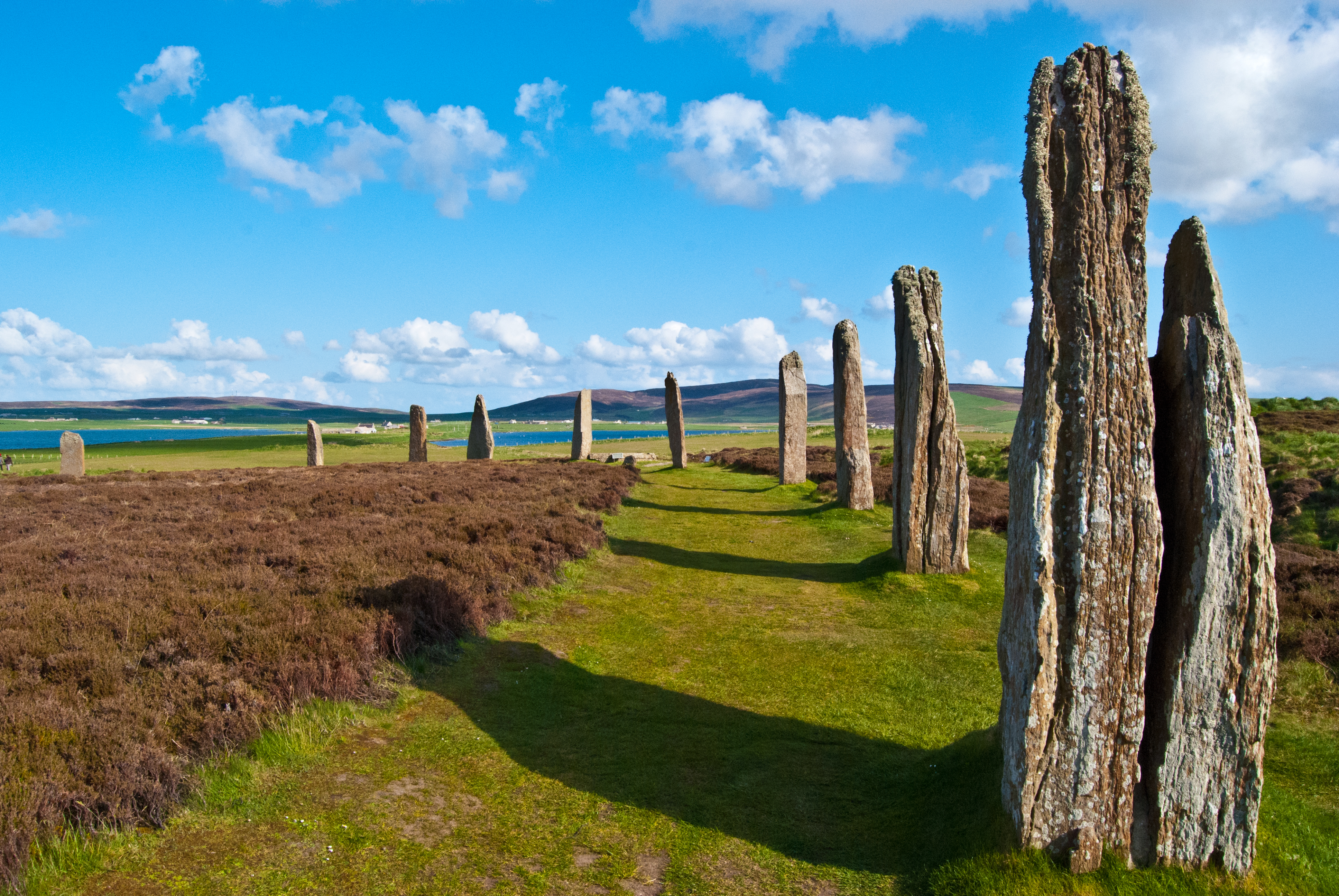 Ring of Brodgar antikke stencirkel monument på Orkney øerne med grønt landskab og blå himmel