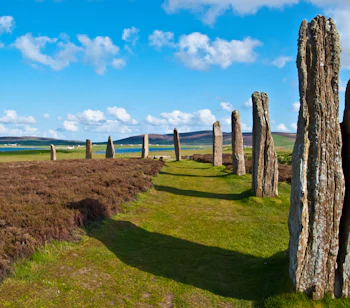 Ring of Brodgar antikke stencirkel monument på Orkney øerne med grønt landskab og blå himmel