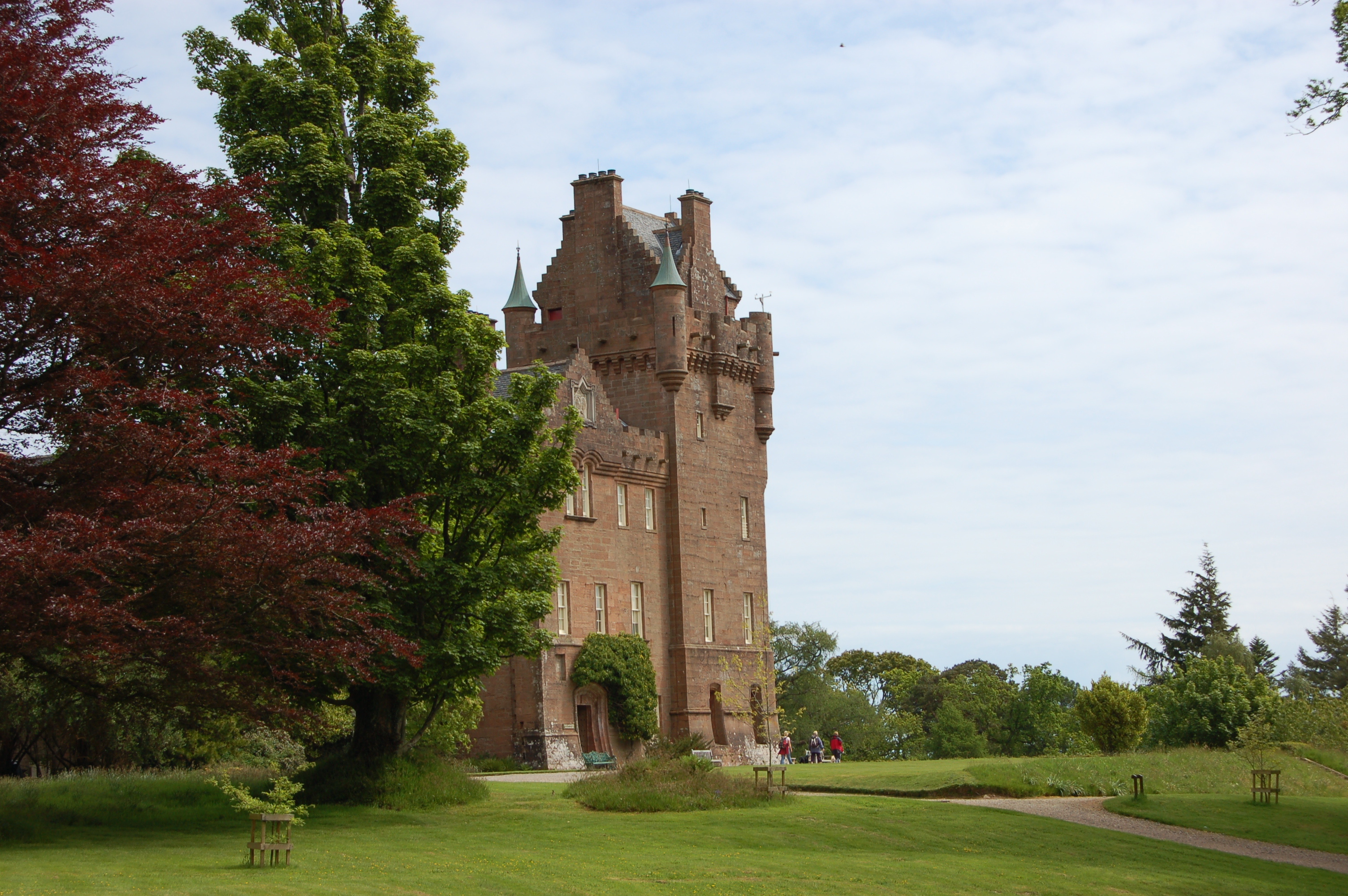 Brodick Castle på Isle of Arran, Skotland – et imponerende historisk slot omgivet af grønne haver og smukke træer
