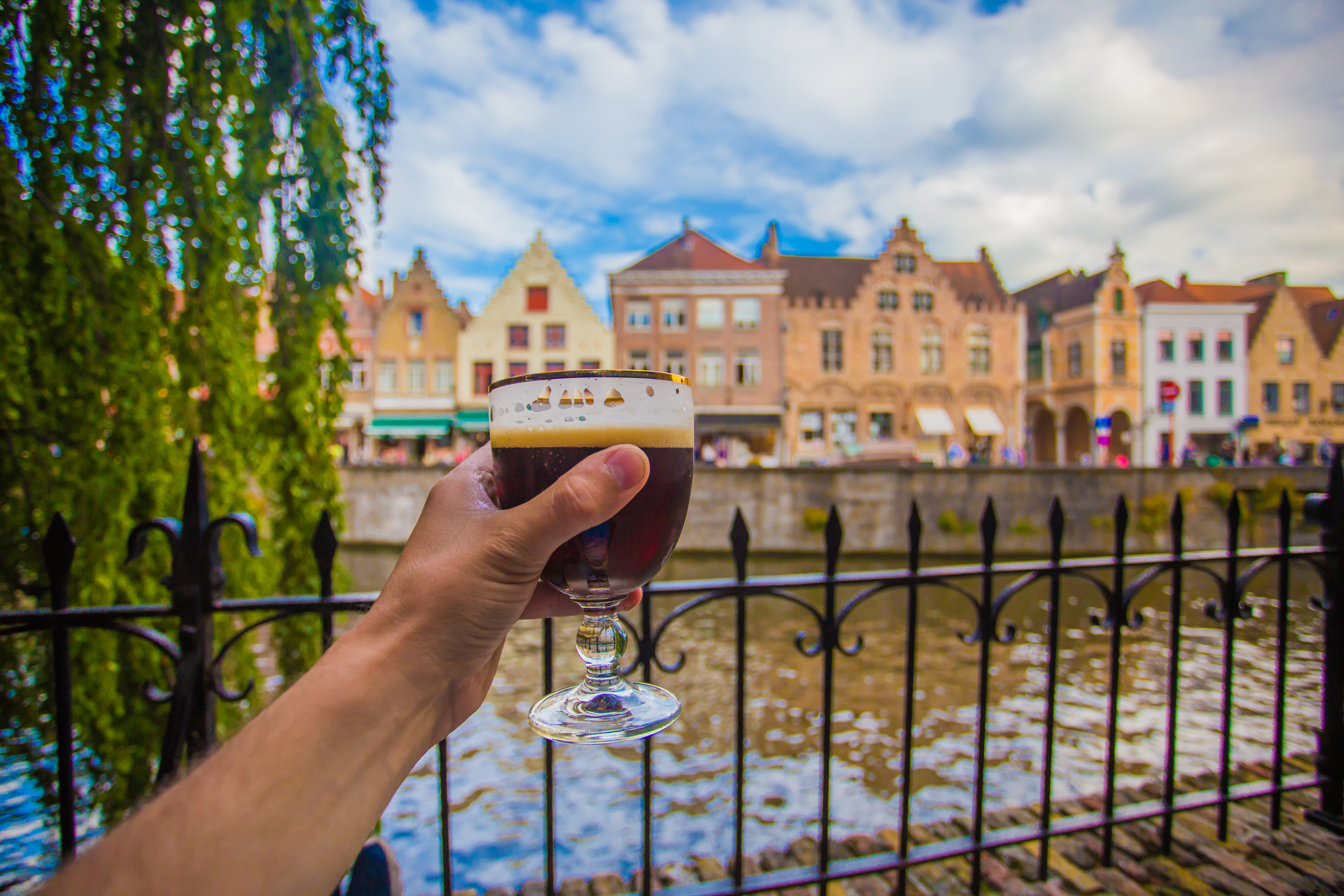 Autentisk belgisk øloplevelse ved kanalen i Bruges med middelalderlige købmandshuse