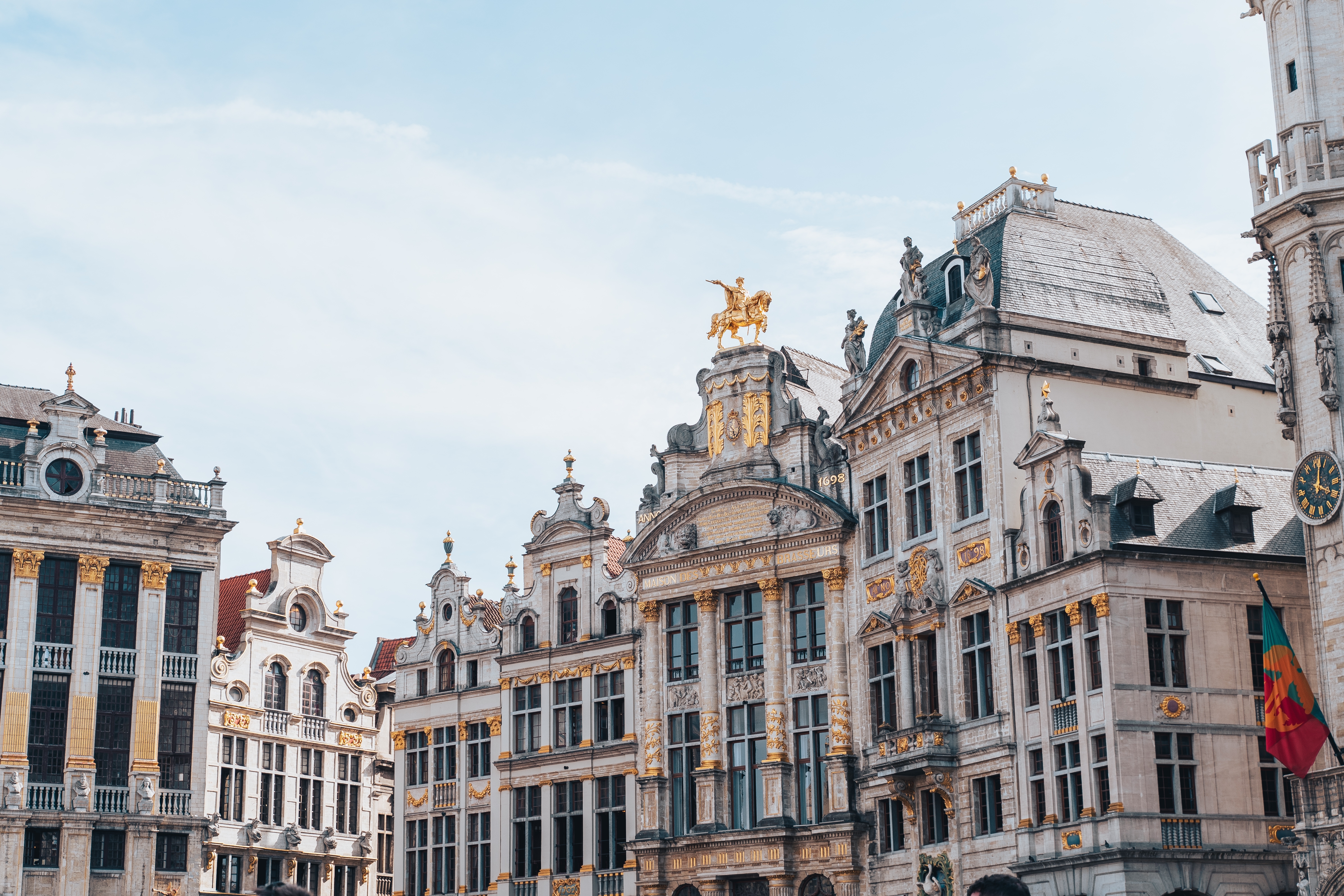 Storslåede barokke gildehuse på Grand Place i Bruxelles med gyldne rytterstøtter og rig arkitektonisk udsmykning