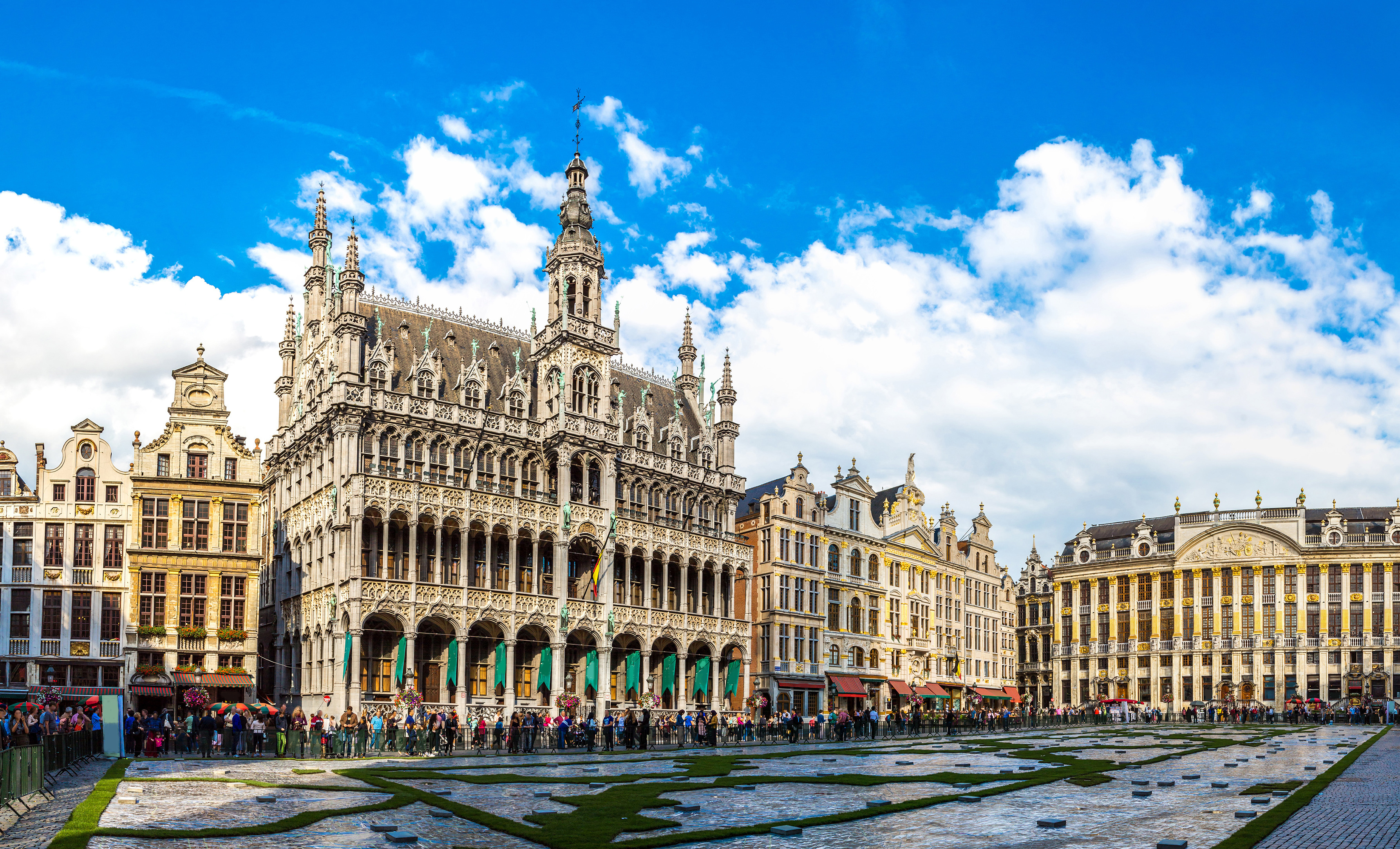 Fascinerende udsigt over Grote Markt (Grand Place) i Bruxelles med de overdådigt udsmykkede laugsbygninger og det imponerende gotiske rådhus, som tilsammen skaber et af Europas smukkeste historiske torve i hjertet af Belgien
