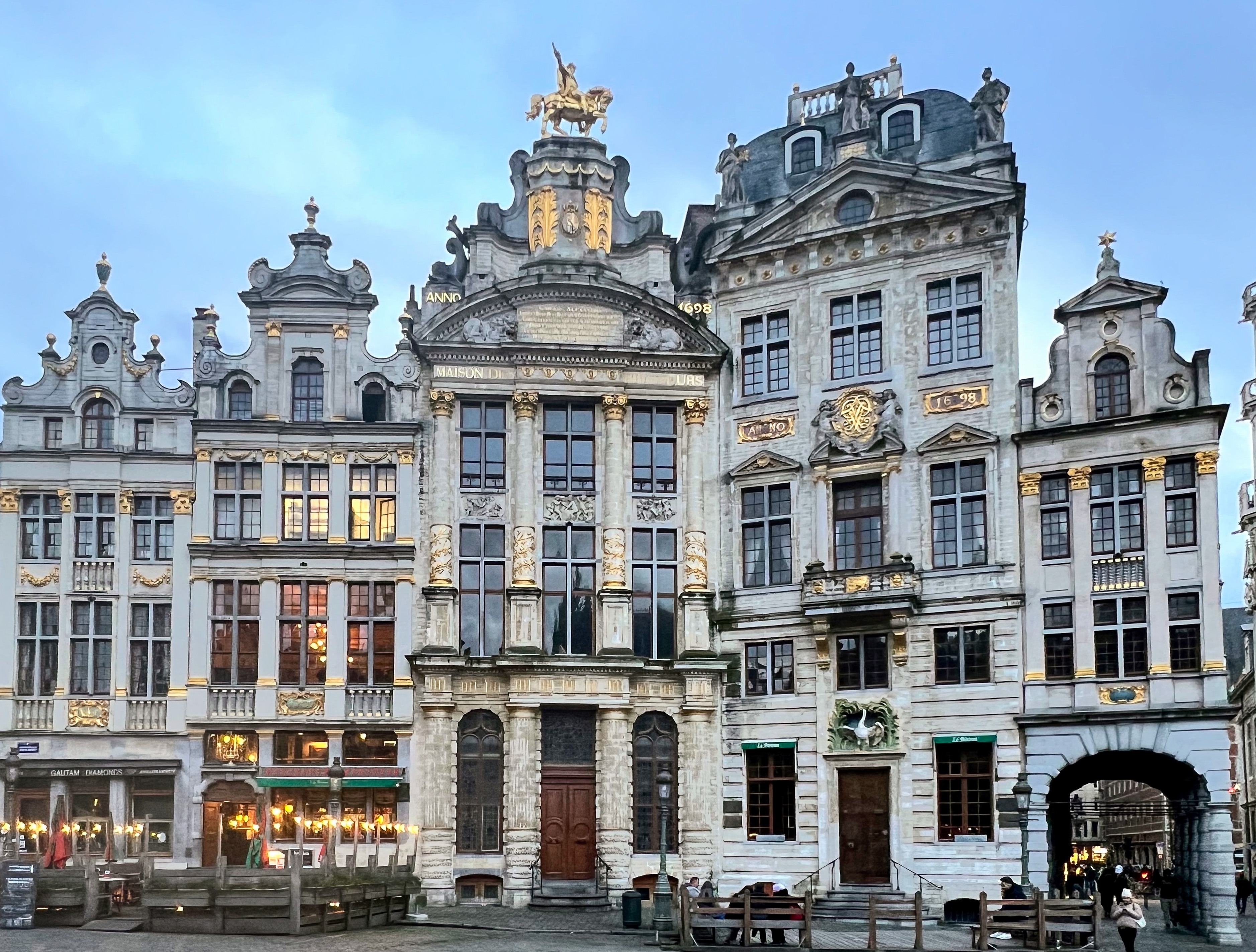 Pragtfulde historiske bygninger med gulddekorationer på det berømte Grand Place i Bruxelles