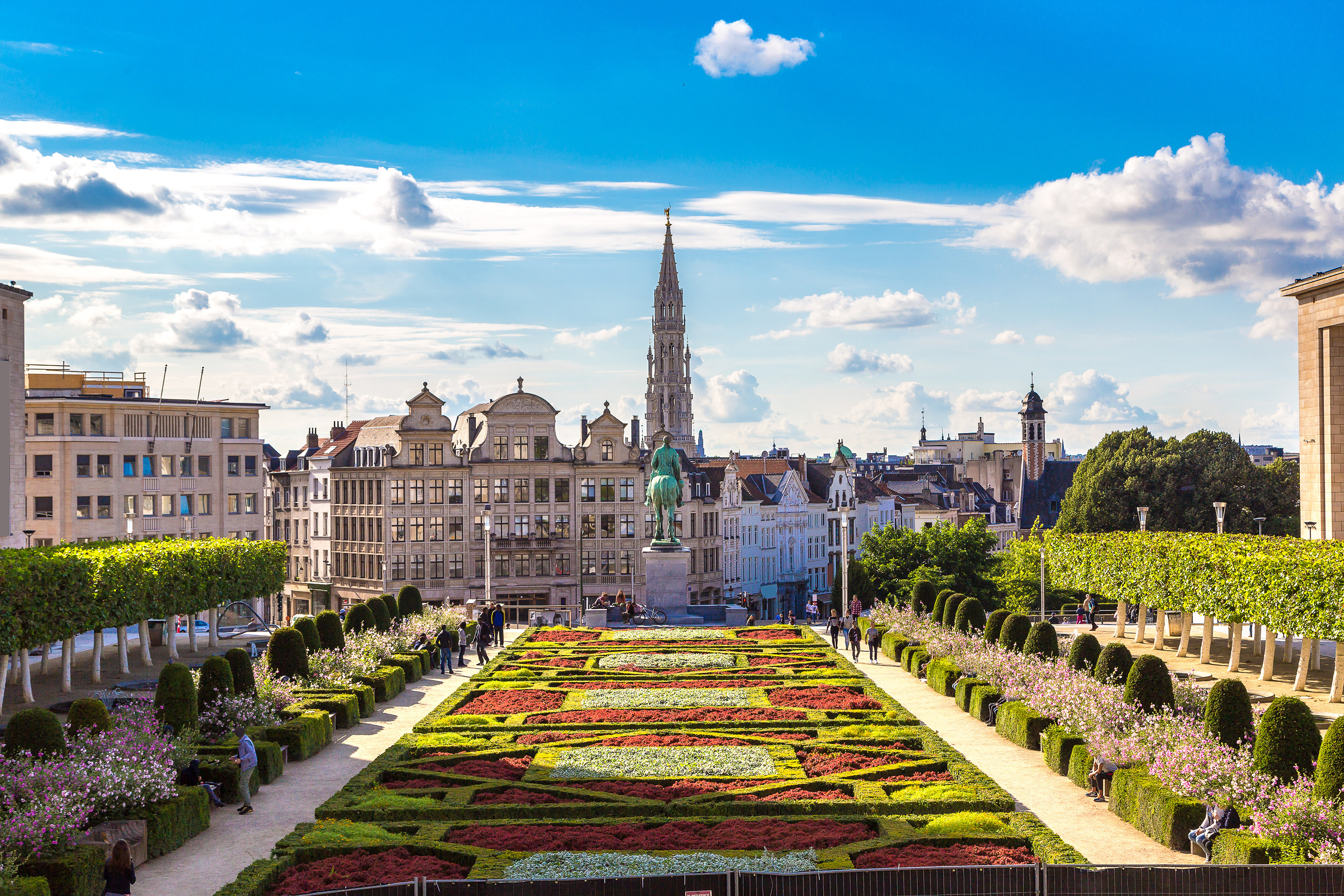 Charmerende vue over Store Torv i Bruxelles med prangende bygninger og blomsterdekorationer på en klar sommerdag i Belgien
