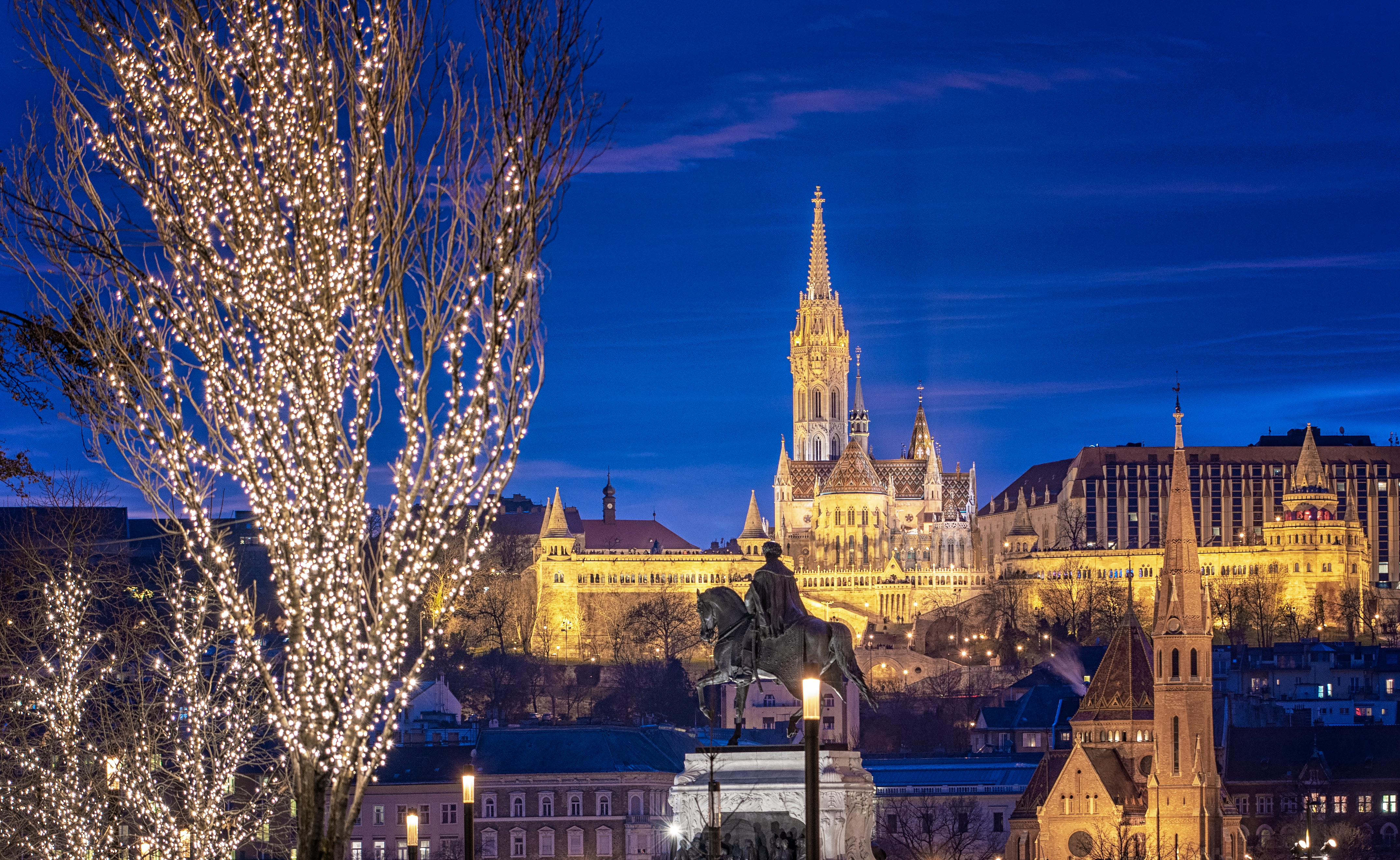 Budapest Fiskernes Bastion fotograferet i den blå time med vinterdekorationer