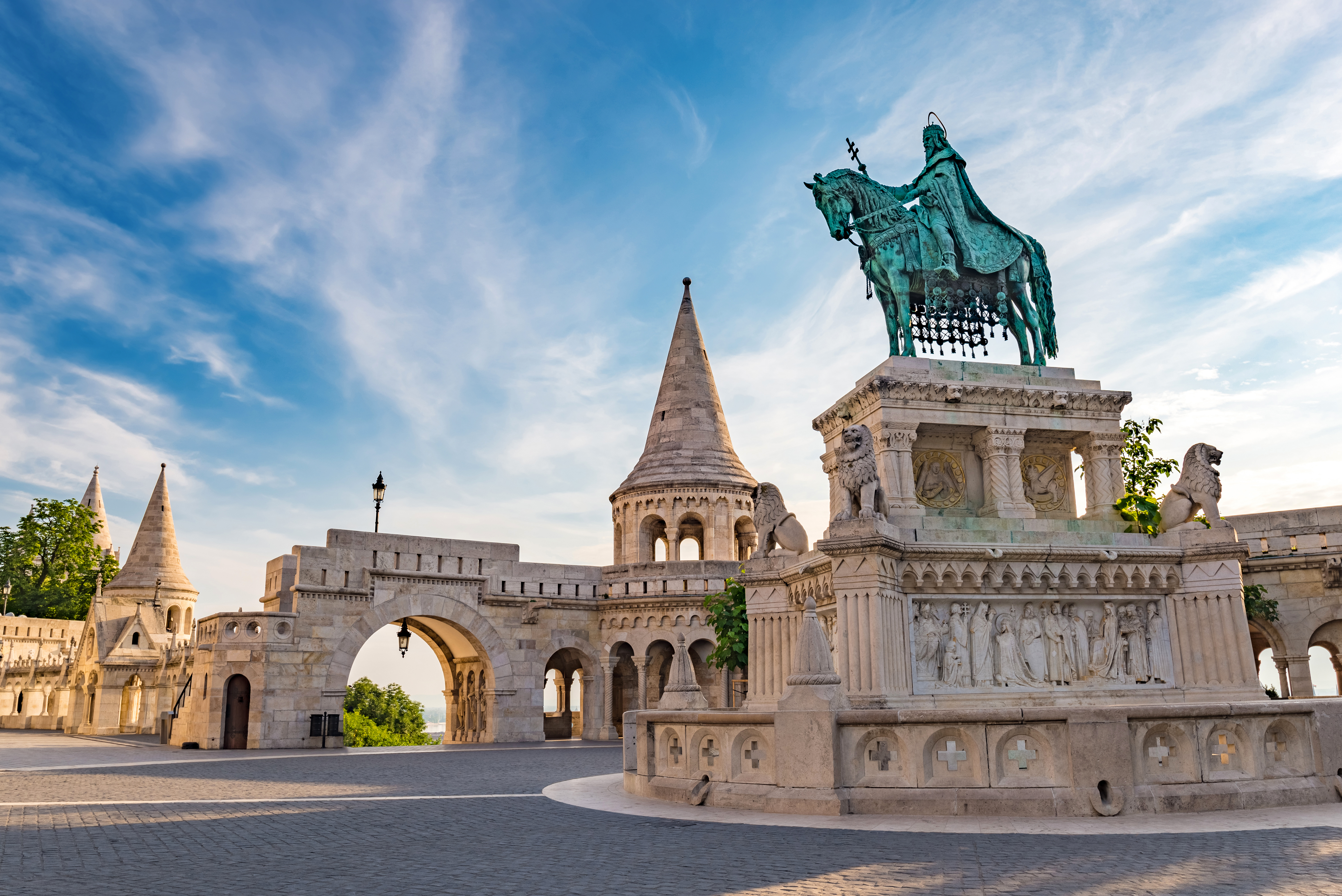 Budapest historiske Fiskernes Bastion med rytterstatue Ungarn rejsemål