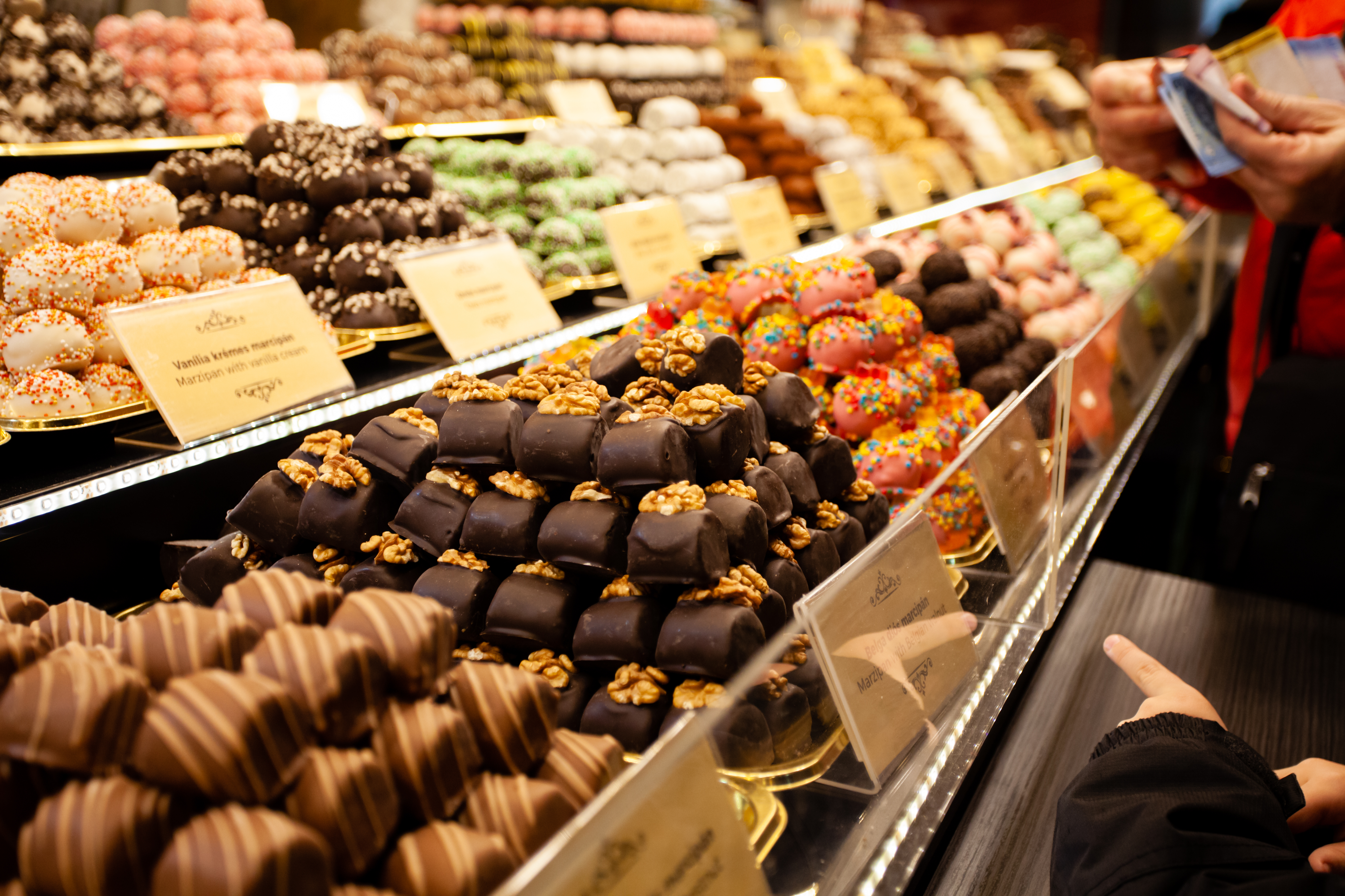 Farvestrålende udvalg af traditionelle chokolader og konfekt fra det berømte julemarked i Budapest